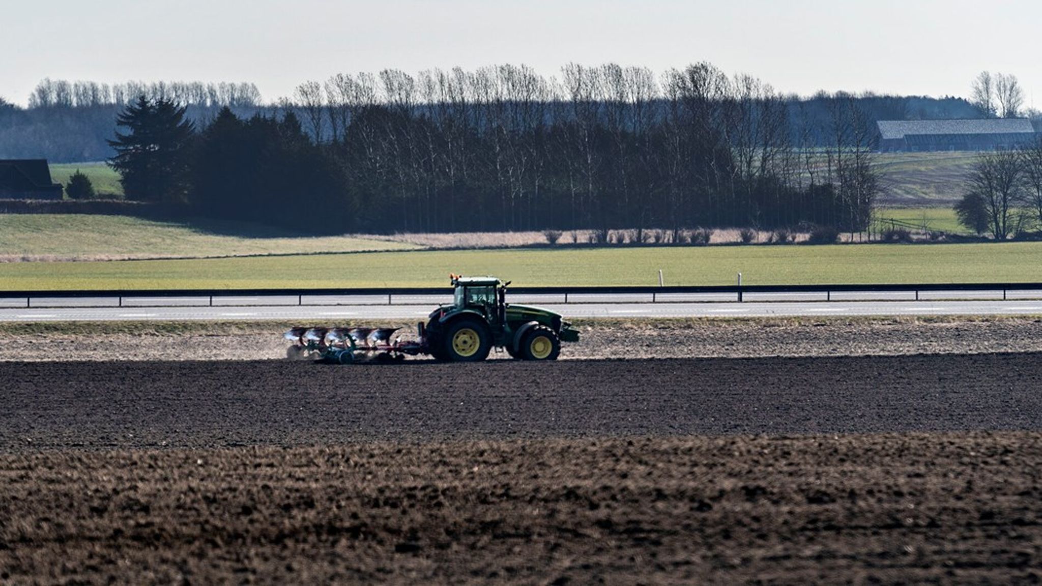 Omkring 15 procent af landbrugsarealet skal tages ud af drift og omlægges til gavn for klima, miljø og natur som led i den grønne trepart. Det skal ske ad frivillighedens vej, men vil landmændene være med? Det giver en ny stor undersøgelse indblik i.
