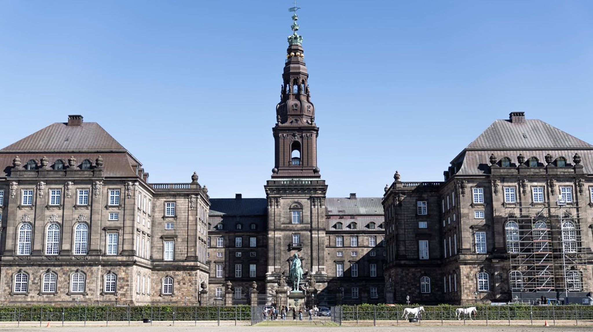 Departementerne på Slotsholmen er mere end nogensinde før politiske sekretariater for ministre og regering bemandet med professionelle embedsfolk, der overlever ethvert regeringsskift,&nbsp;skriver Jørgen Grønnegård Christensen og Niels Opstrup.