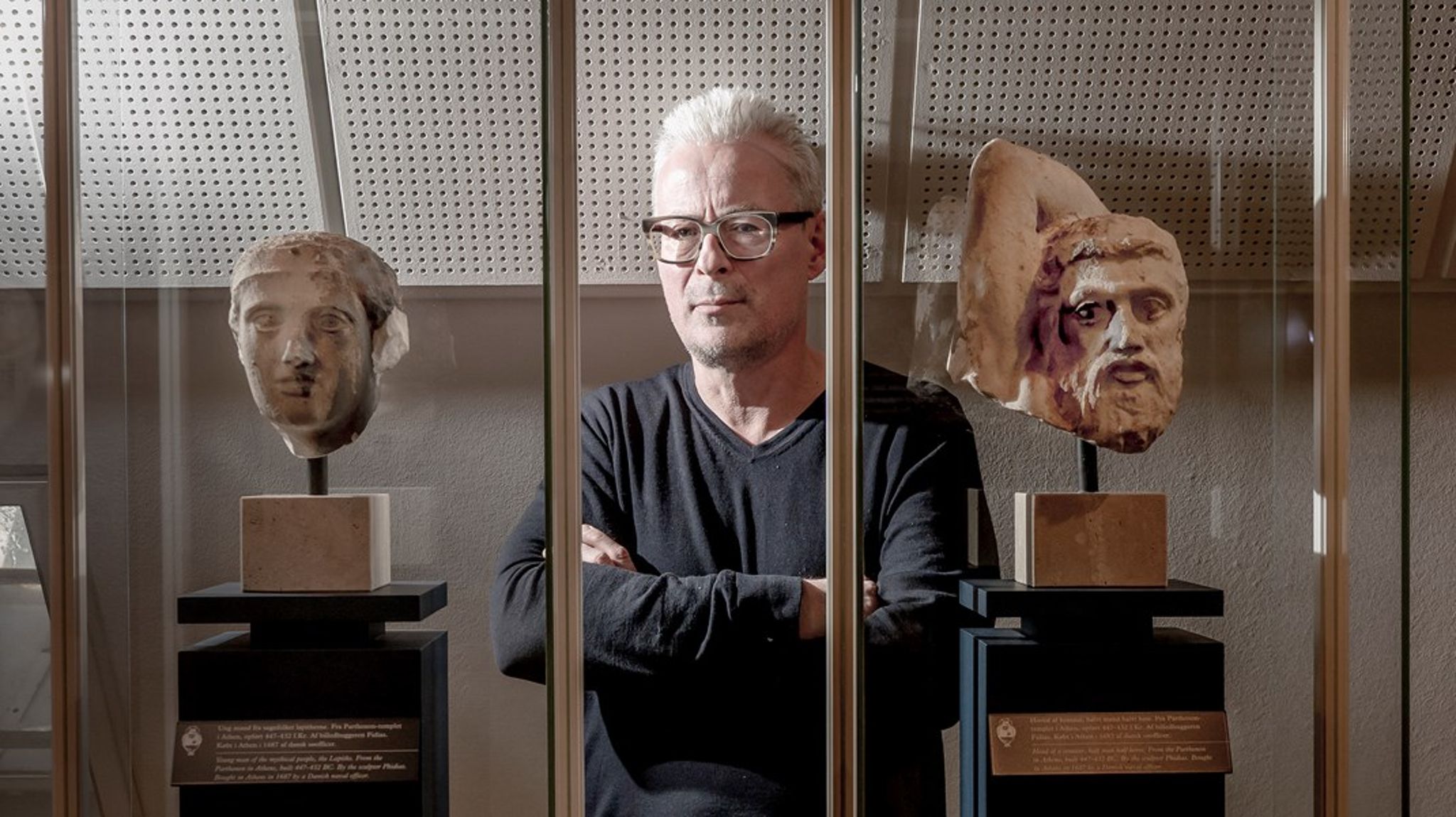 Hvis Willerslev får seks år mere på Nationalmuseet, vil vi få en driftssikker og forsigtig museumsdirektør.
Men vildskaben og den charmerende “han-har-jo-ikke-noget-tøj-på”-attitude vil kun være at finde i en af de montrer, som museet er så fyldt af, skriver Jane Mylenberg.