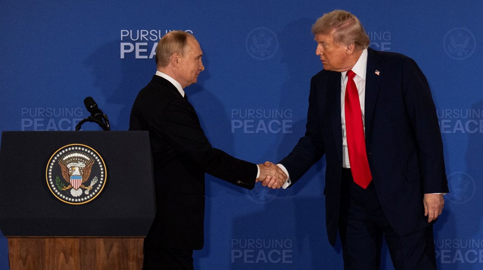 Hvis Trumps plan bliver&nbsp;en&nbsp;model for “fred" fremover, er budskabet enkelt:
Angrib hurtigt. Hold fast længe nok. Der vil&nbsp;før eller siden komme en stor magt og forhandle en løsning, hvor du får lov at beholde&nbsp;det meste&nbsp;af byttet,&nbsp;skriver Bo Kampmann Walther.