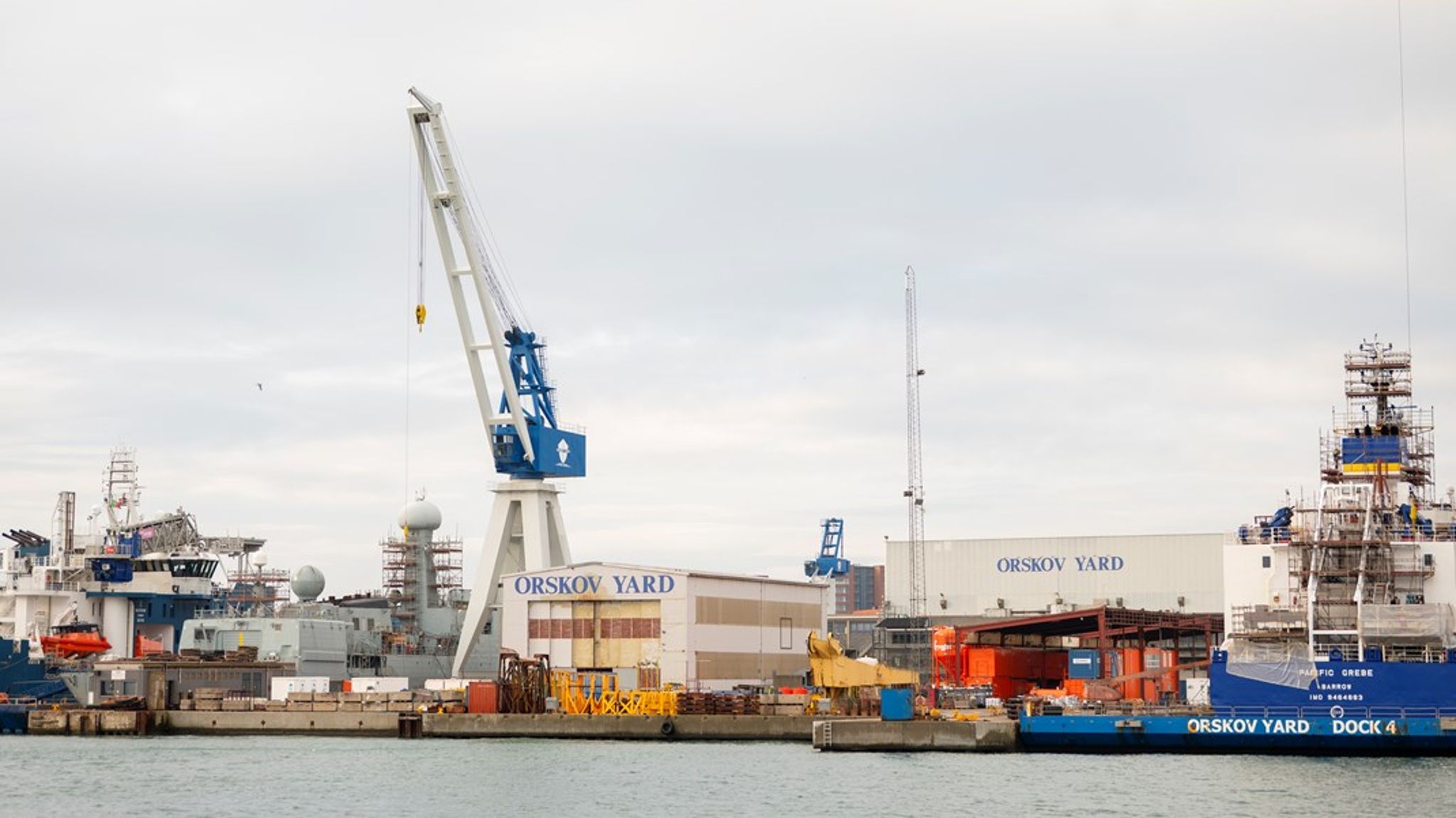 Værftet Orskov Yard ligger lige mellem Flådestation Frederikshavn og den grund, hvor forsvarsforligskredsen har besluttet sig at placere en samlehal til Danmarks næste generation af krigsskibe. Det ventes at være de arktiske skibe, der skal bygges her – i hvert fald i første omgang.&nbsp;