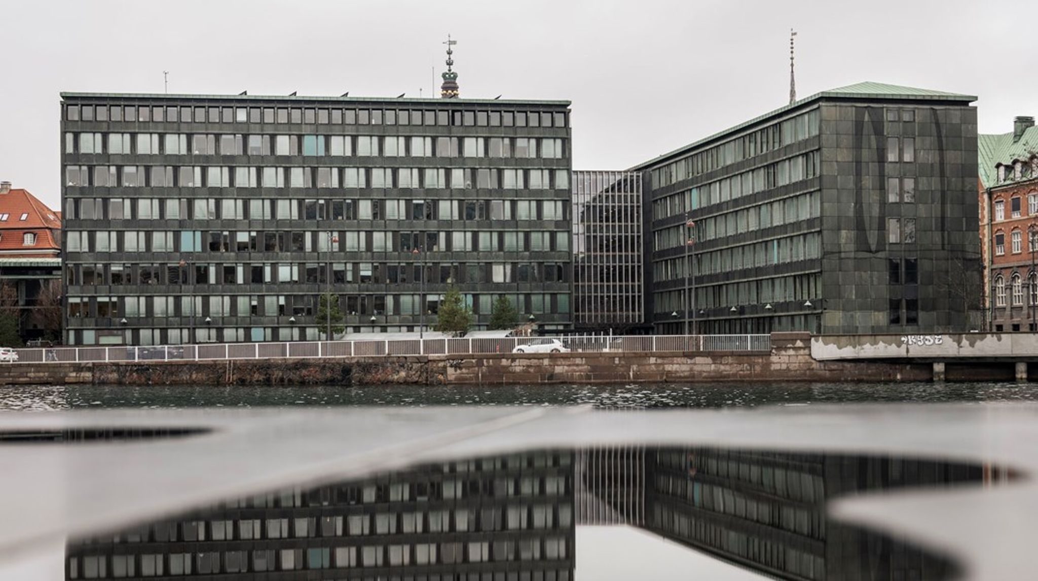 I Slotsholmsgade&nbsp;– bag det nu nedbrændte Børsen&nbsp;– ligger Udlændinge- og Integrationsministeriet, Justitsministeriet, Indenrigs- og Sundhedsministeriet og Erhvervsministeriet ved siden af hinanden. Her har flere hundrede embedsmænd deres daglige gang.
