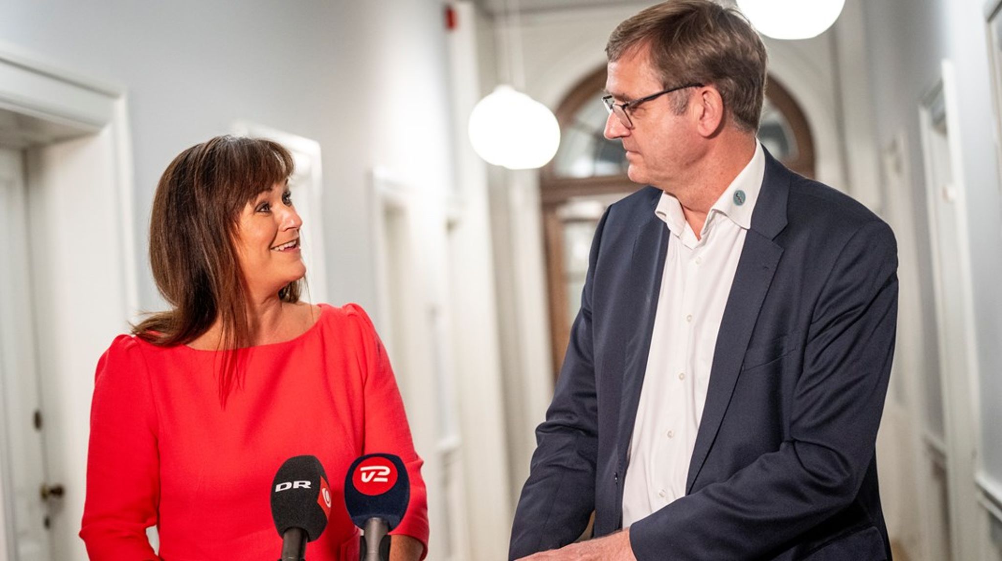 I slutningen af september blev PLO's formand Jørgen Skadborg og indenrigs- og sundhedsminister Sophie Løhde (V) enige om et såkaldt forståelsespapir, der kom lægerne i møde i deres kritik af det lovforslag, som skal indføre en ny styring af almen praksis. Men nu kan regionerne og PLO ikke blive enige om en ny overenskomst.
