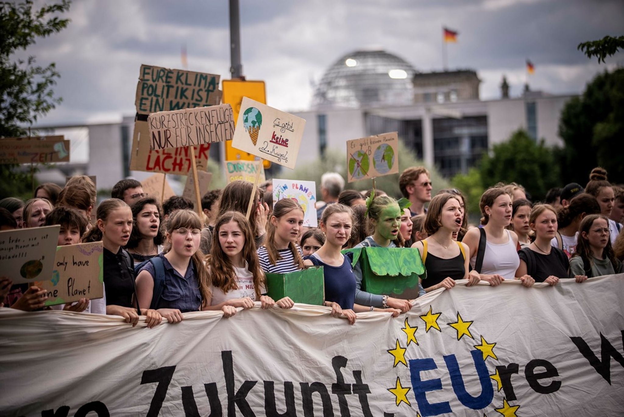 EU har pligt til at beskytte civilsamfundet og til at yde økonomisk støtte til de kritiske røster, som indimellem udfordrer eller søger at påvirke lovgiverne. Det slår EU-kommissionens første strategi for civilsamfundet nogensinde fast, dog uden at strategien rummer konkrete forpligtelser eller påbud til medlemslandene. Her ses en klimademonstration i Berlin op til EU-parlamentsvalget i 2024.<i> Arkivfoto&nbsp;</i>