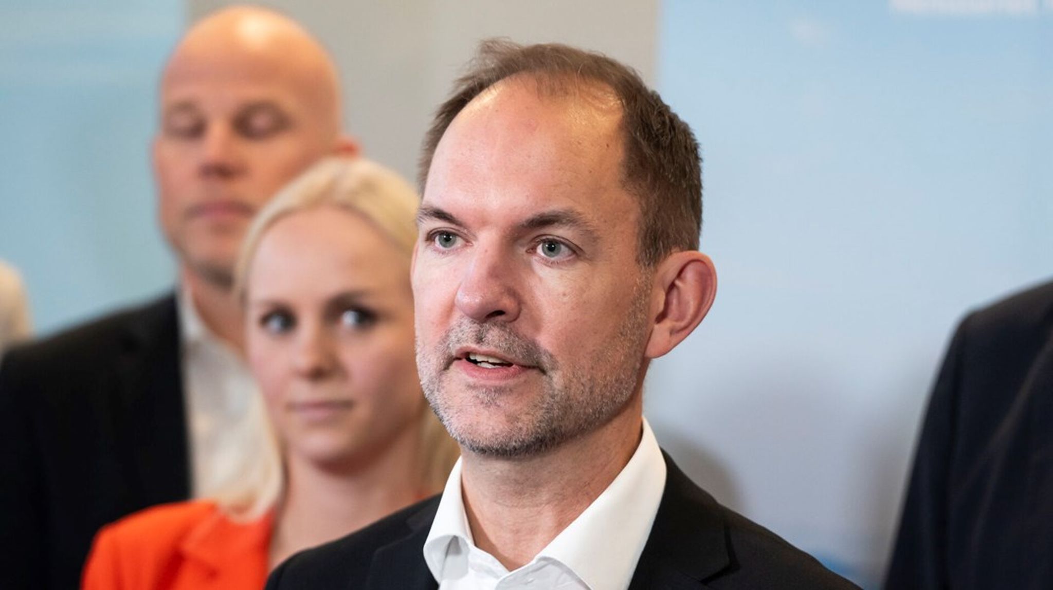 Minister for grøn trepart, Jeppe Bruus (S), præsenterede onsdag en aftale om en ny model for at regulere landbrugets udledning af kvælstof. Aftalen er forhandlet på plads med de partier, som også er med i den politiske aftale om selve den grønne trepart. Det gælder foruden regeringspartierne selv SF, R, K og LA.