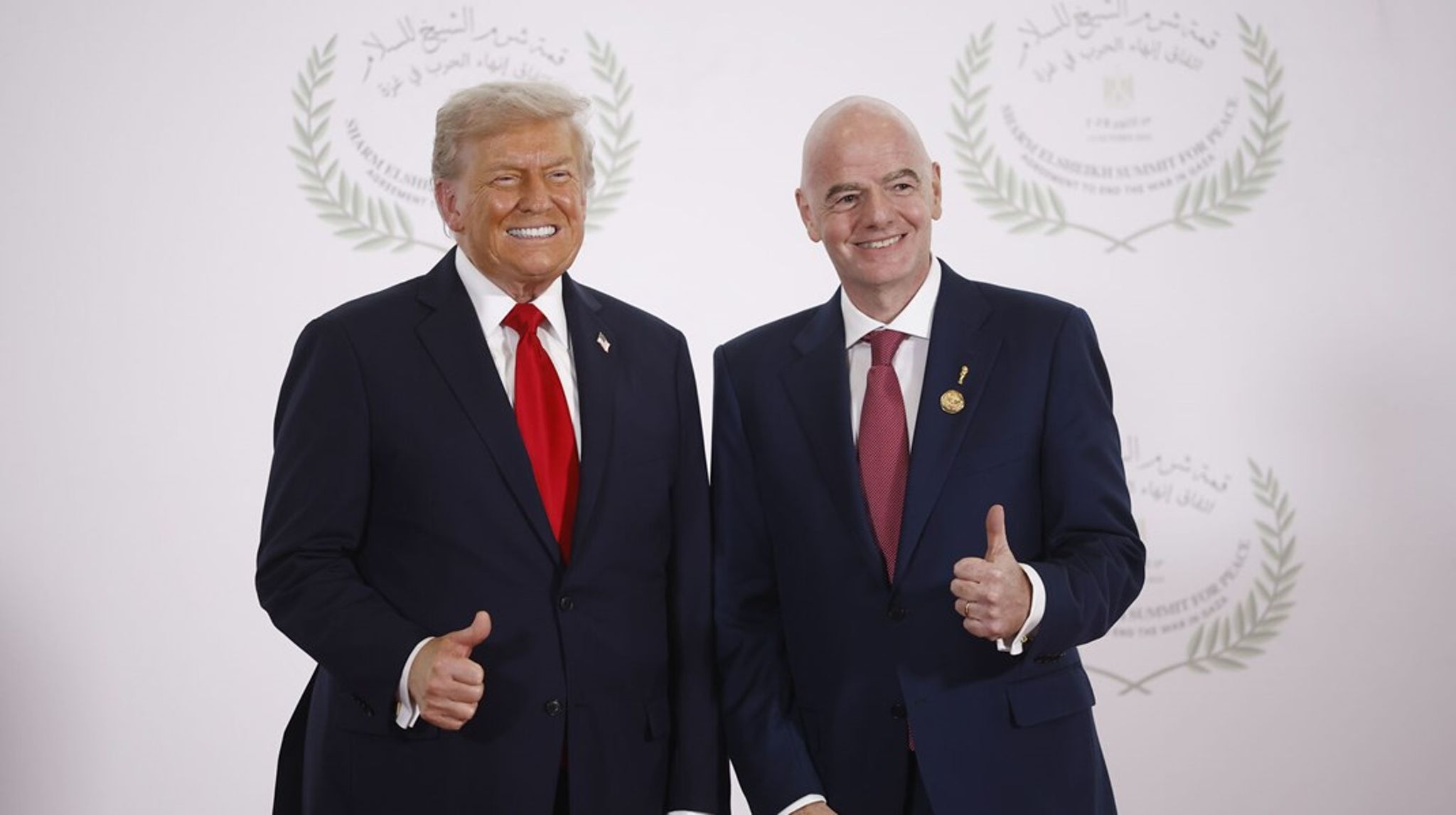 Senest vakte det undren, da Fifa's leder Gianni Infantino troppede op til fredstopmødet i Sharm el-Sheikh, Egypten.