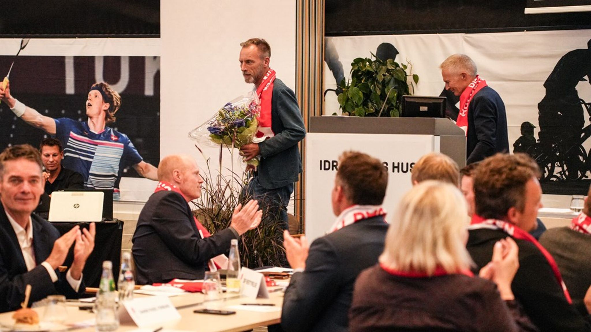 Frederik Bentler træder tilbage som formand for Dansk Padel Forbund. 