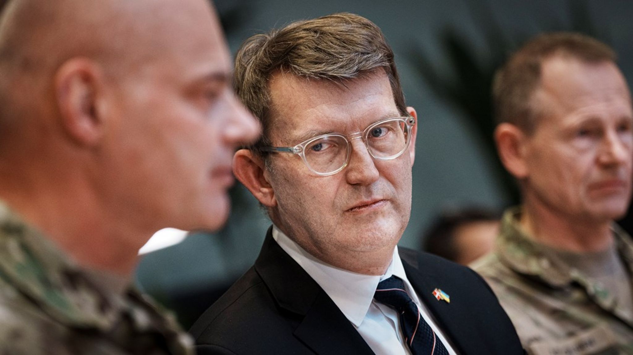 Færre opgaver skal fremover løses i Forsvarsministeriets departement, men under regi af blandt andre forsvarschef Michael Hyldgaard (tv) og direktør for FMI, Per Pugholm Olsen (th).&nbsp;