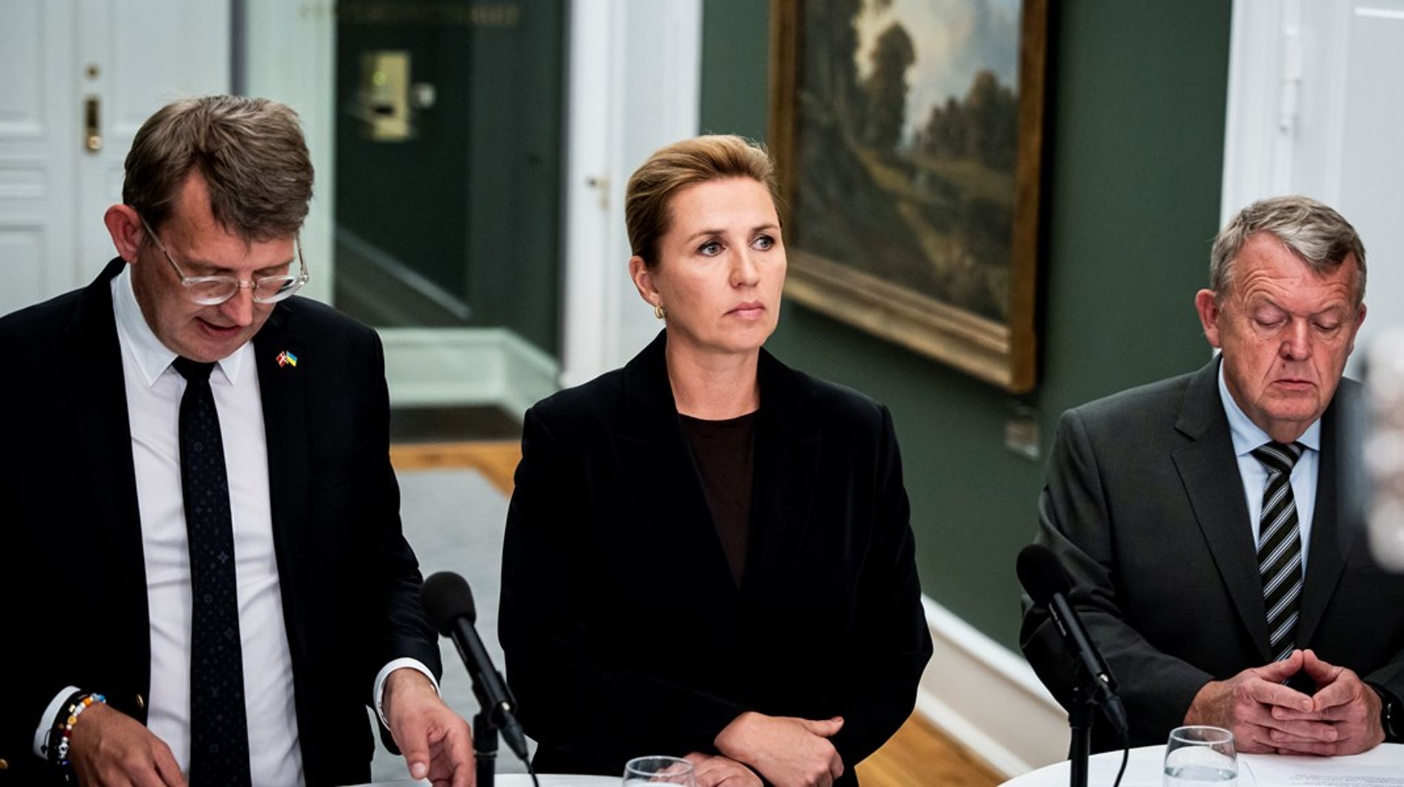 Mette Frederiksen (S), Troels Lund Poulsen (V) og Lars Løkke Rasmussen (M) kan få overordentligt svært ved at finde mandaterne til at fortsætte den brede regering over midten, viser det nyeste vægtede snit af meningsmålingerne, som professor Kasper Møller Hansen laver for Altinget.