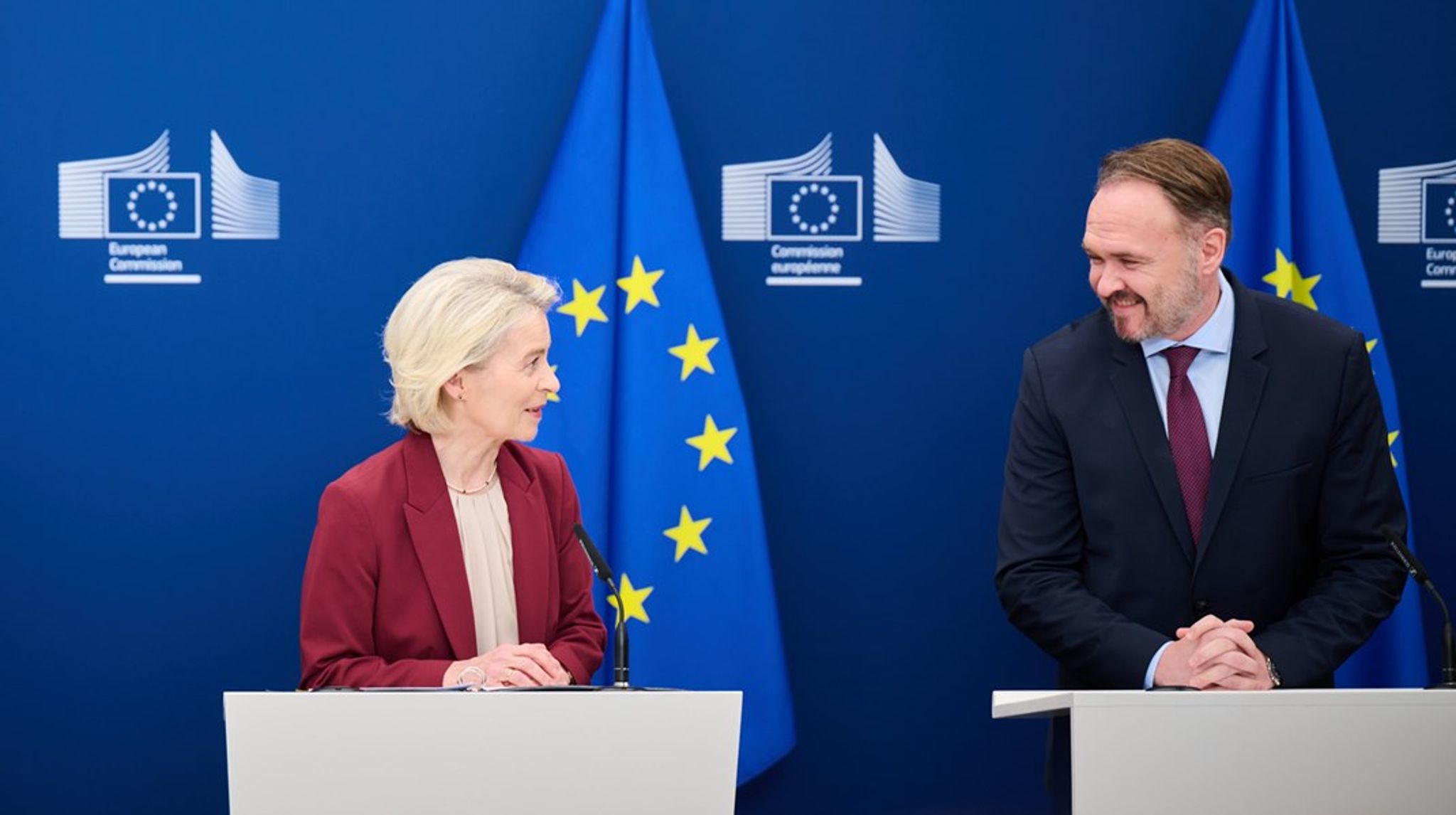"Det flår i Europas sociale sammenhængskraft," siger Ursula von der Leyen om boligkrisen. Hun har på den baggrund givet en stram deadline til boligkommissær Dan Jørgensen.