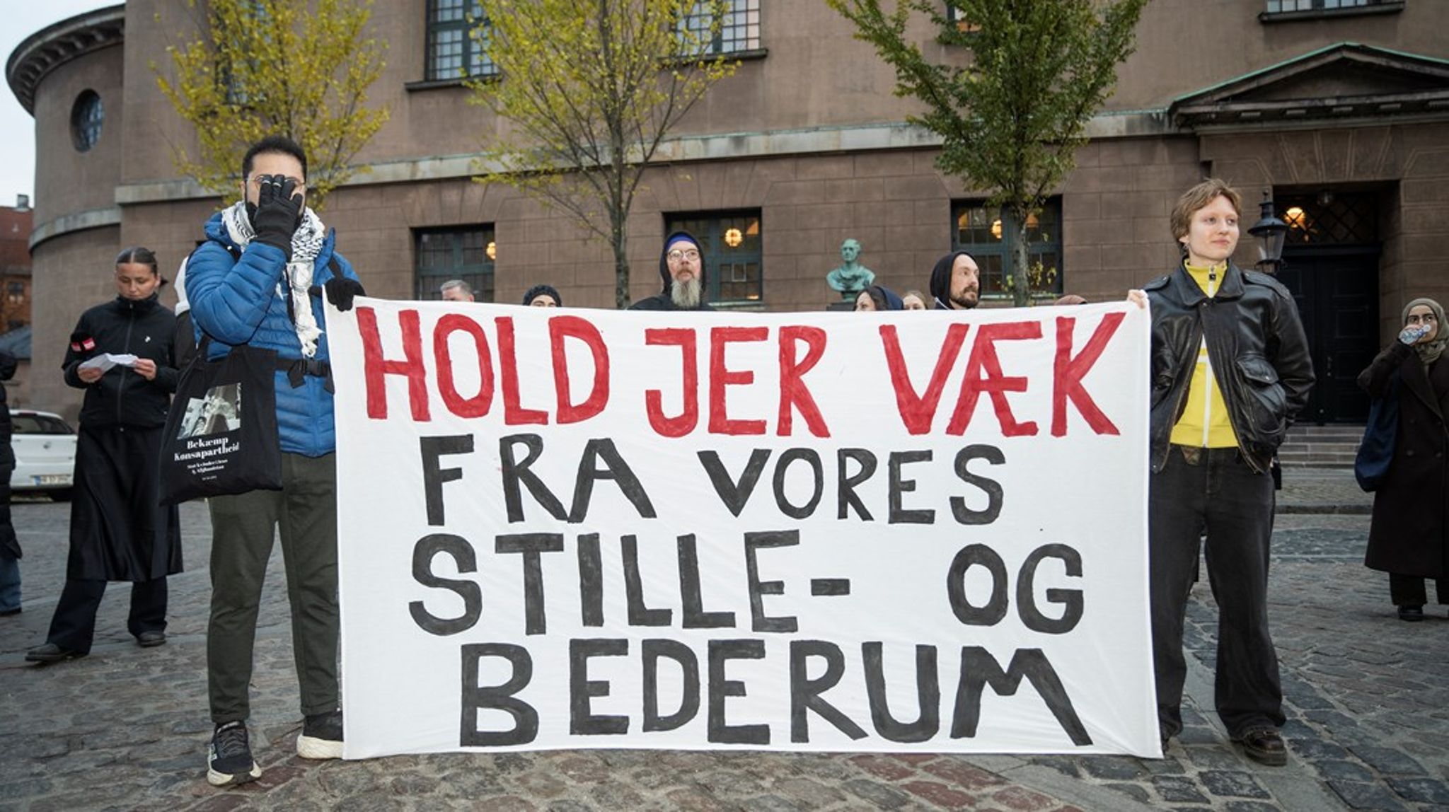 Thomas Hoffmann forholder sig hverken til, hvorfor de studerende, der faktisk brugte rummene, ikke blev inddraget, hvorfor ingen religiøse minoriteter var repræsenteret, eller hvorfor rummene blev tømt, før arbejdsgruppen overhovedet gik i gang, skriver Bilal Itani.