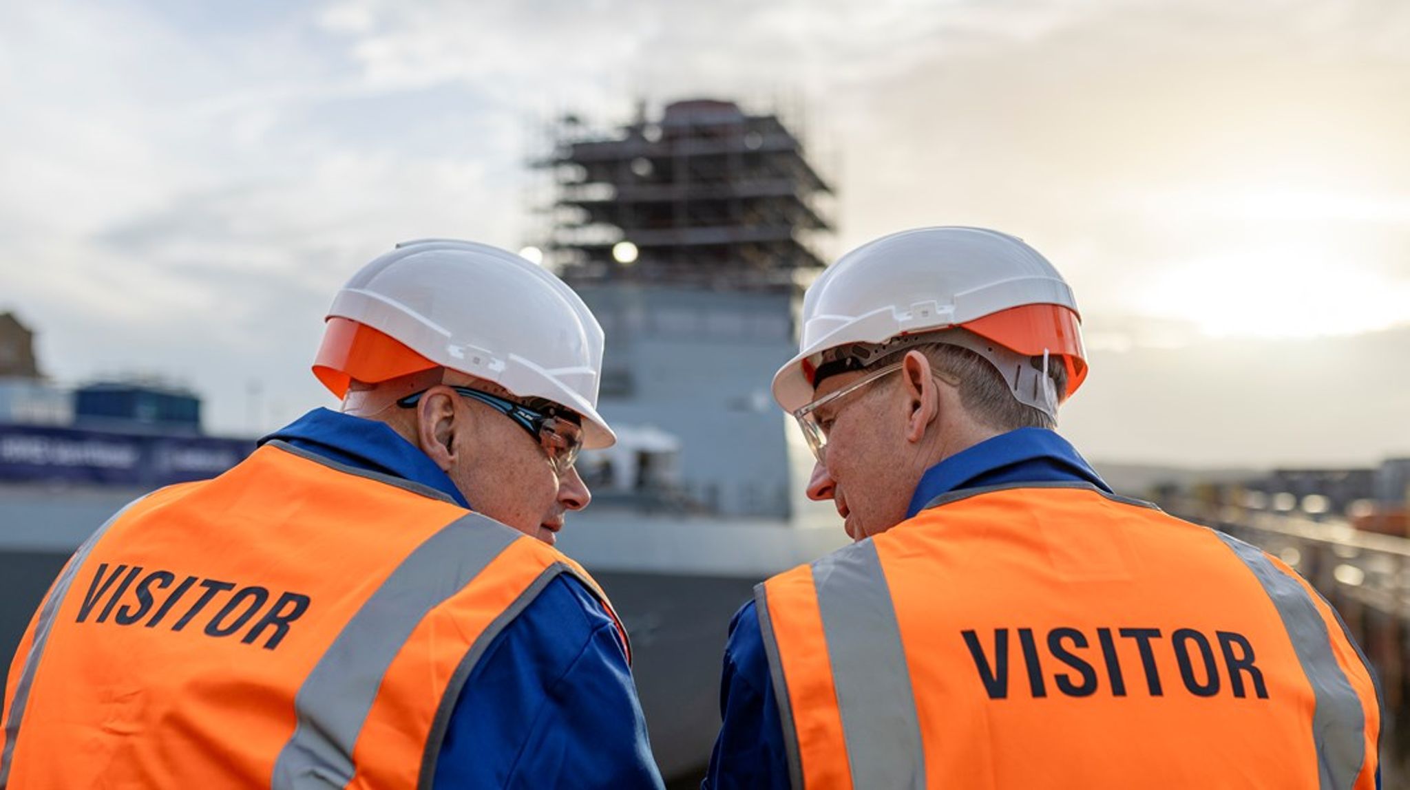 <div>Forsvarschef Michael Hyldgaard og forsvarsminister Troels Lund Poulsen (V) taler sammen, inden de går ombord på&nbsp;<i>HMS Venturer</i>, den første i serien af type 31-fregatter, som briterne bygger.&nbsp;</div>