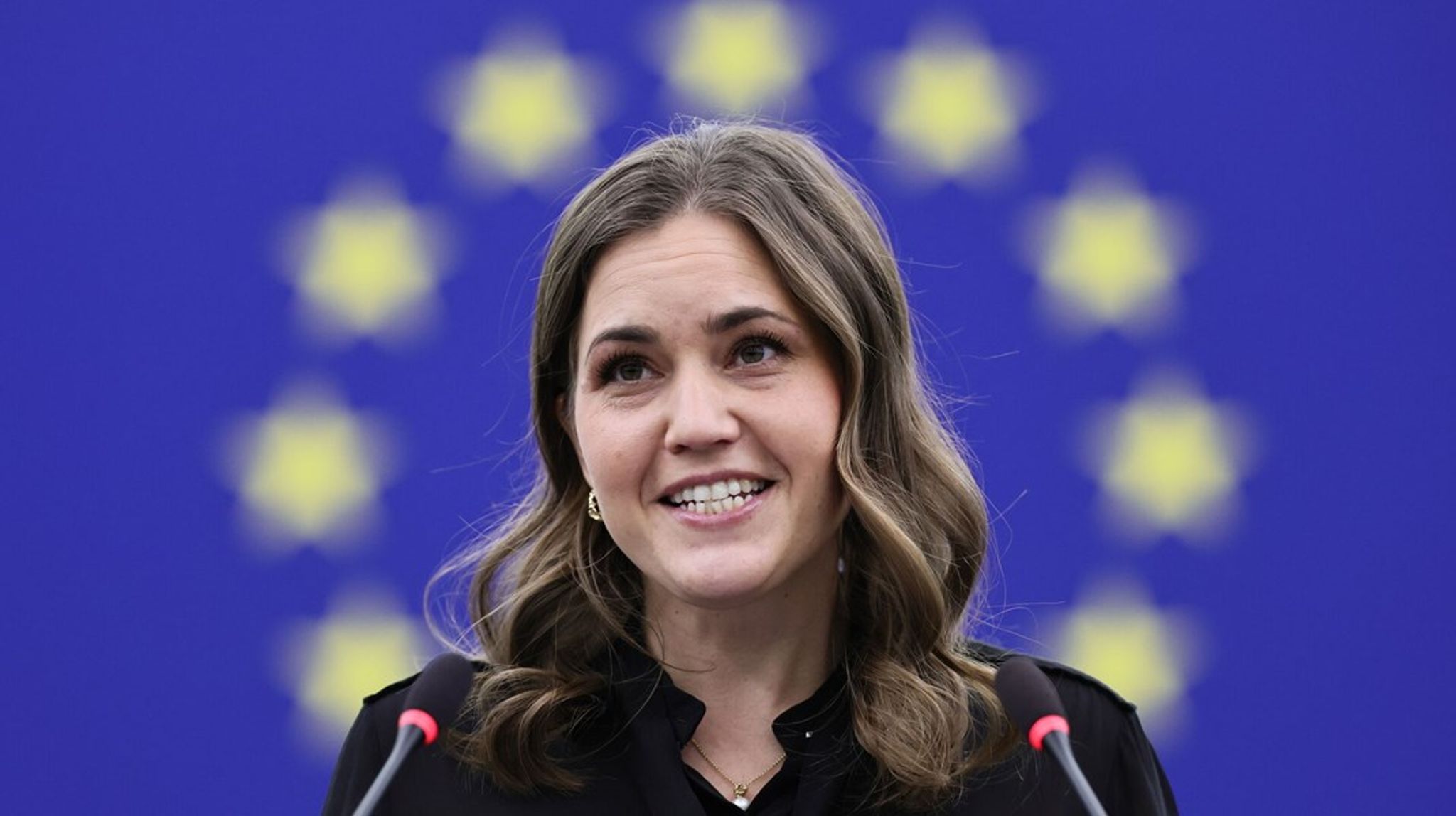 Europaminister Marie Bjerre (V) er skuffet over Ungarns opførsel under det danske formandskab: "Det er et lavpunkt for
EU's udvikling, at man kan have et enkelt land, der misbruger sit veto, når vi
er 26 andre lande, der gerne vil noget andet. Så kan vi jo ikke udvikle os
sammen," siger hun. 