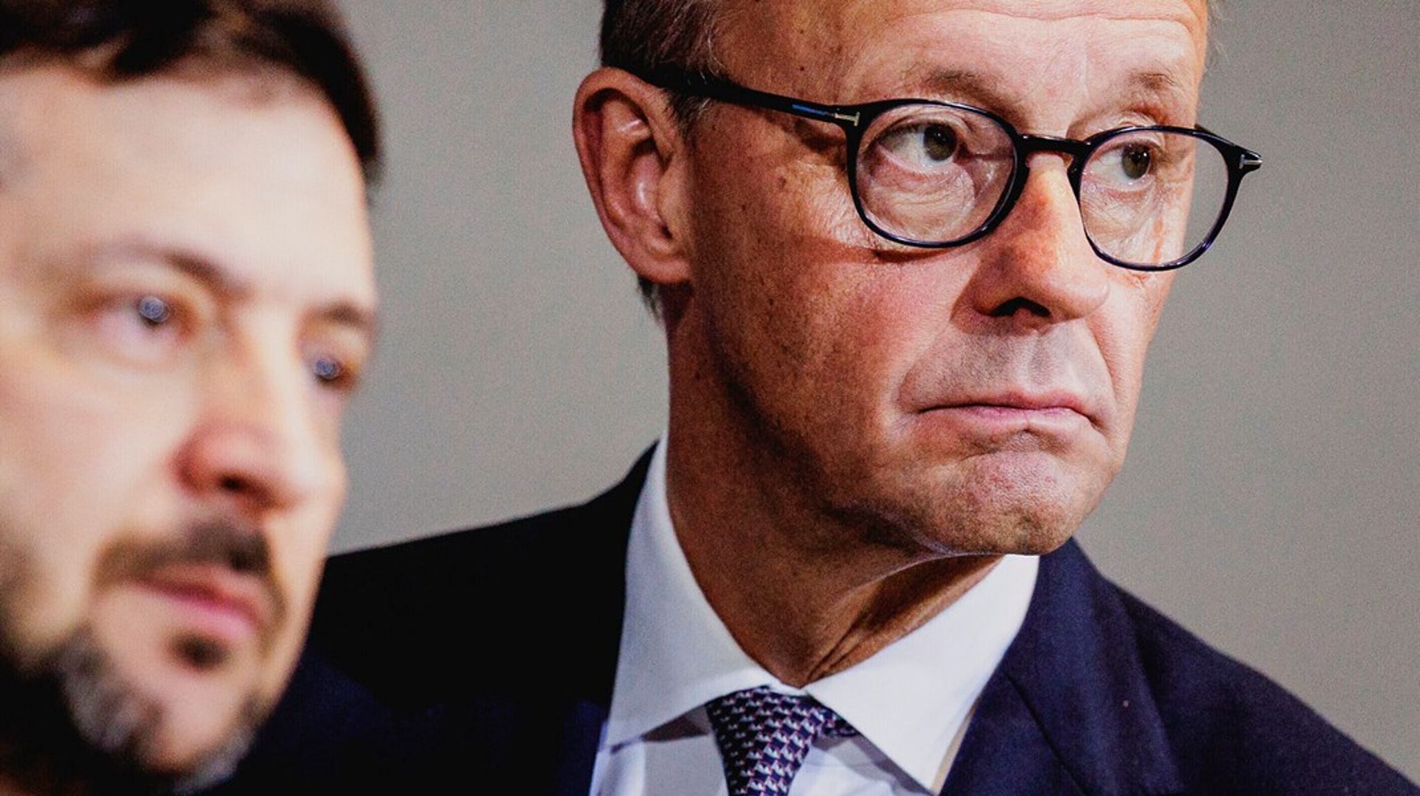 Tyskland forbundskansler, Friedrich Merz (t.h.), bliver afgørende i forsøget på at enes om en ny europæisk milliardpakke af lån til Volodymyr Zelenskyjs Ukraine. Uden støtten fra EU, løber det ukrainske militær og staten tør for penge næste forår.