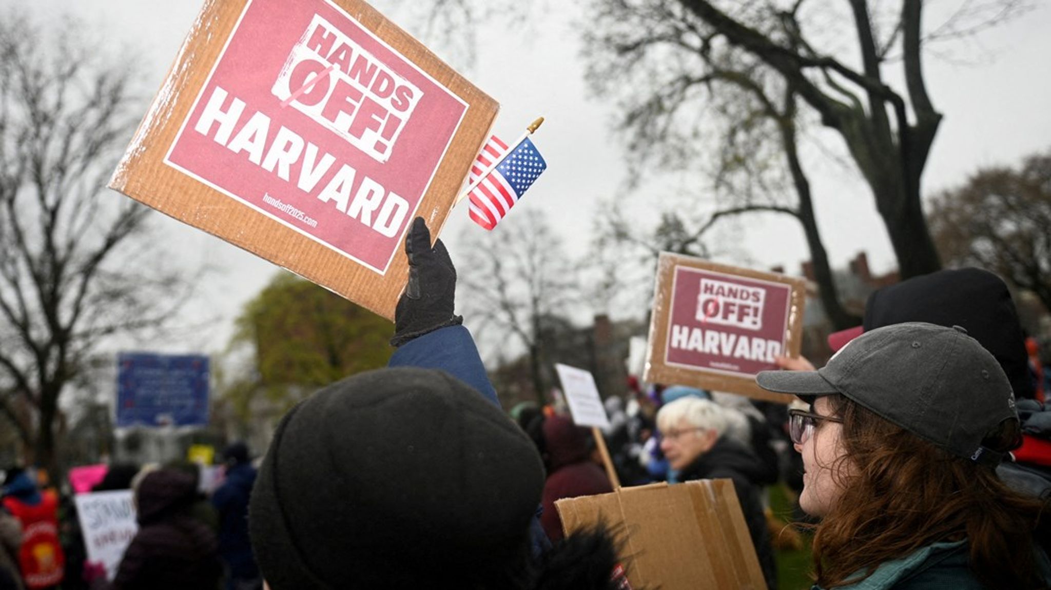 Emil Sondaj Hansen er netop hjemvendt efter et års studier på Harvard University i 2024-2025. 'Angreb på Harvard' er hans førstehåndsberetning om den kaotiske tid på det prestigefyldte universitet. Men den er også et forvarsel om, hvad der kan ske i Europa, hvis vi ikke passer på, skriver Kristian Andersen.