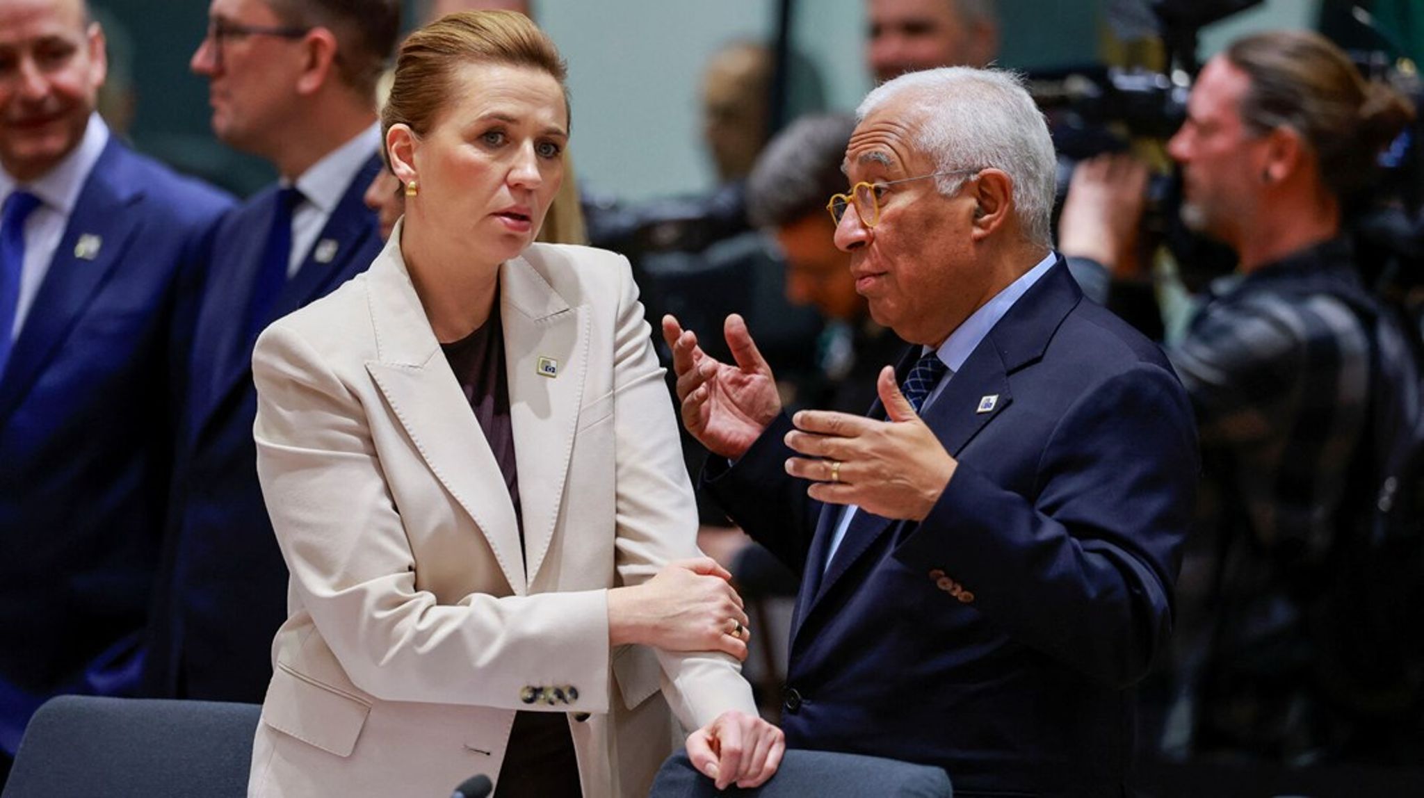 Natten mellem torsdag og fredag måtte statsminister Mette Frederiksen (S) og EU's rådsformand, Antonio Costa, meget imod deres vilje erkende, at det foreløbig ikke kan lade sig gøre at bruge indefrosne russiske milliarder til at støtte Ukraines forsvar. I stedet må EU ud og låne penge.