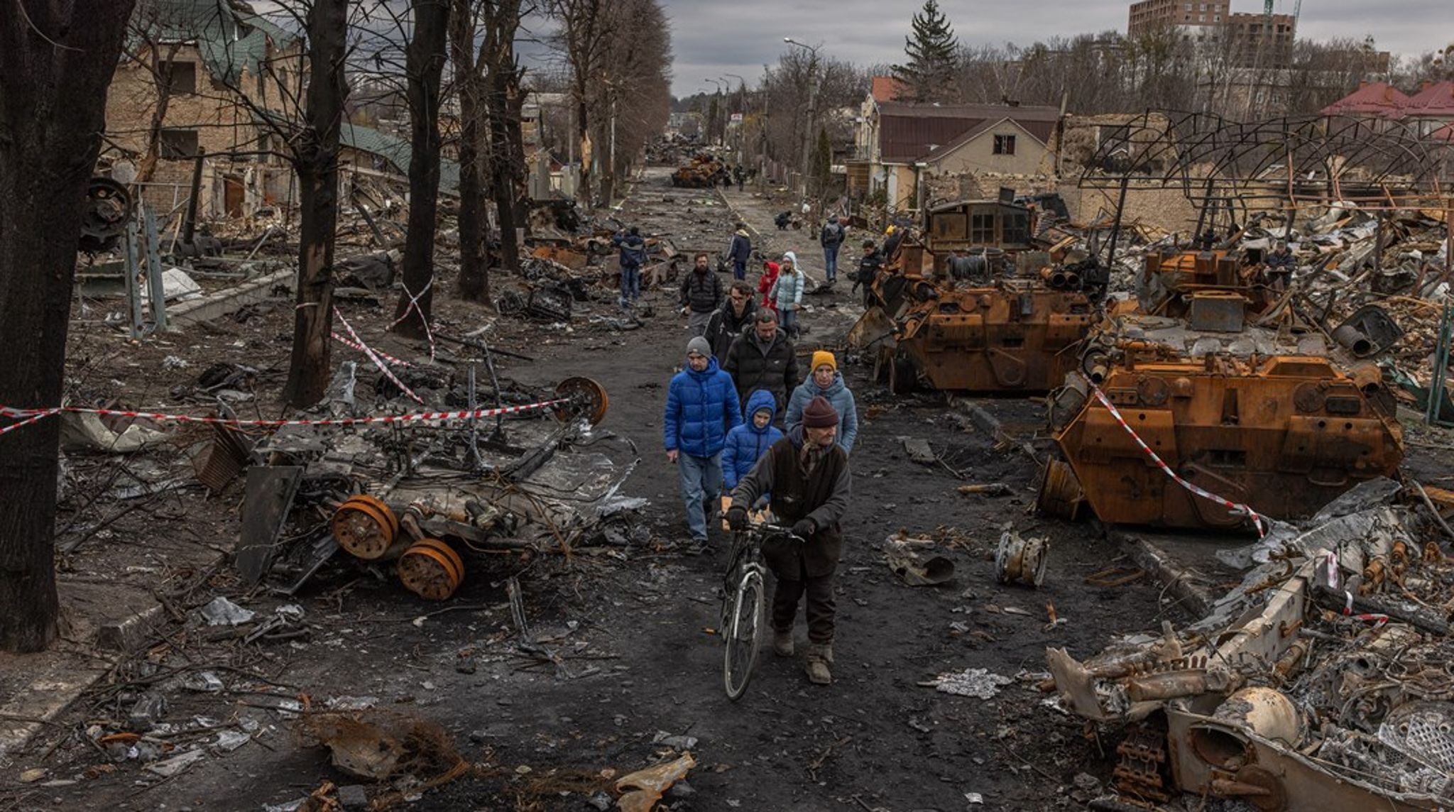 Hovedgaden i Butja i april 2022, kort efter at de russiske styrker har forladt byen. I løbet af en måneds besættelse blev flere hundrede civile dræbt
