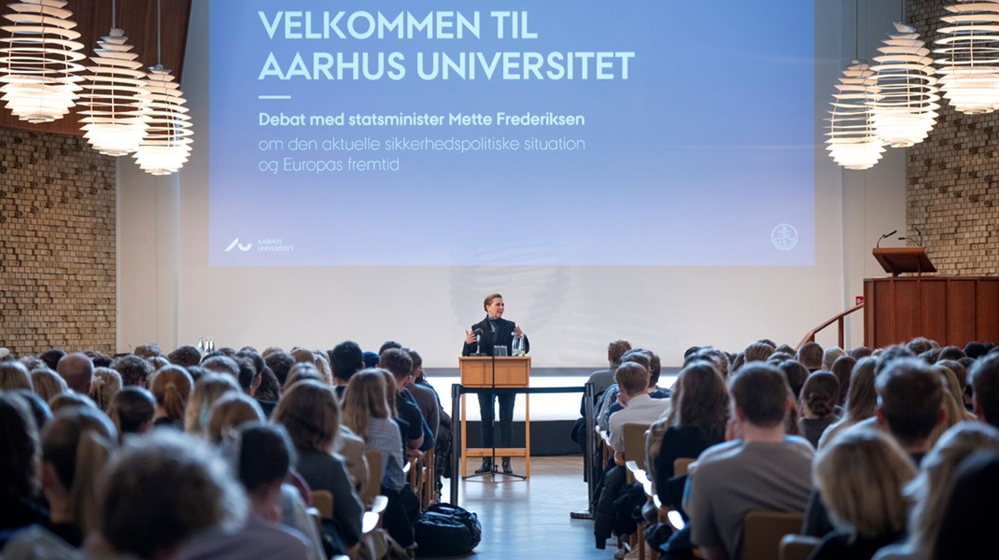 Vi må vælge mellem et universitet, der opererer ud fra koden sand/falsk eller efter krigens ven/fjende-logik. Systemet kan ikke gøre begge dele samtidig, skriver Jørn Bjerre.