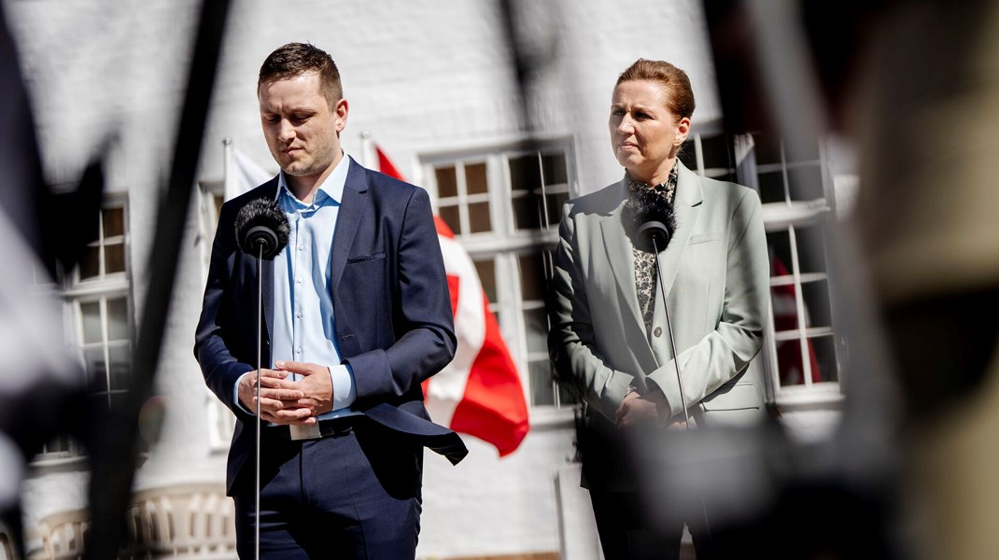 Mette Frederiksen siger det ikke. Men både hun og Grønlands regeringsleder må bag lukkede døre rive sig i håret af frustration over Donald Trumps seneste udtalelser om Grønland.
