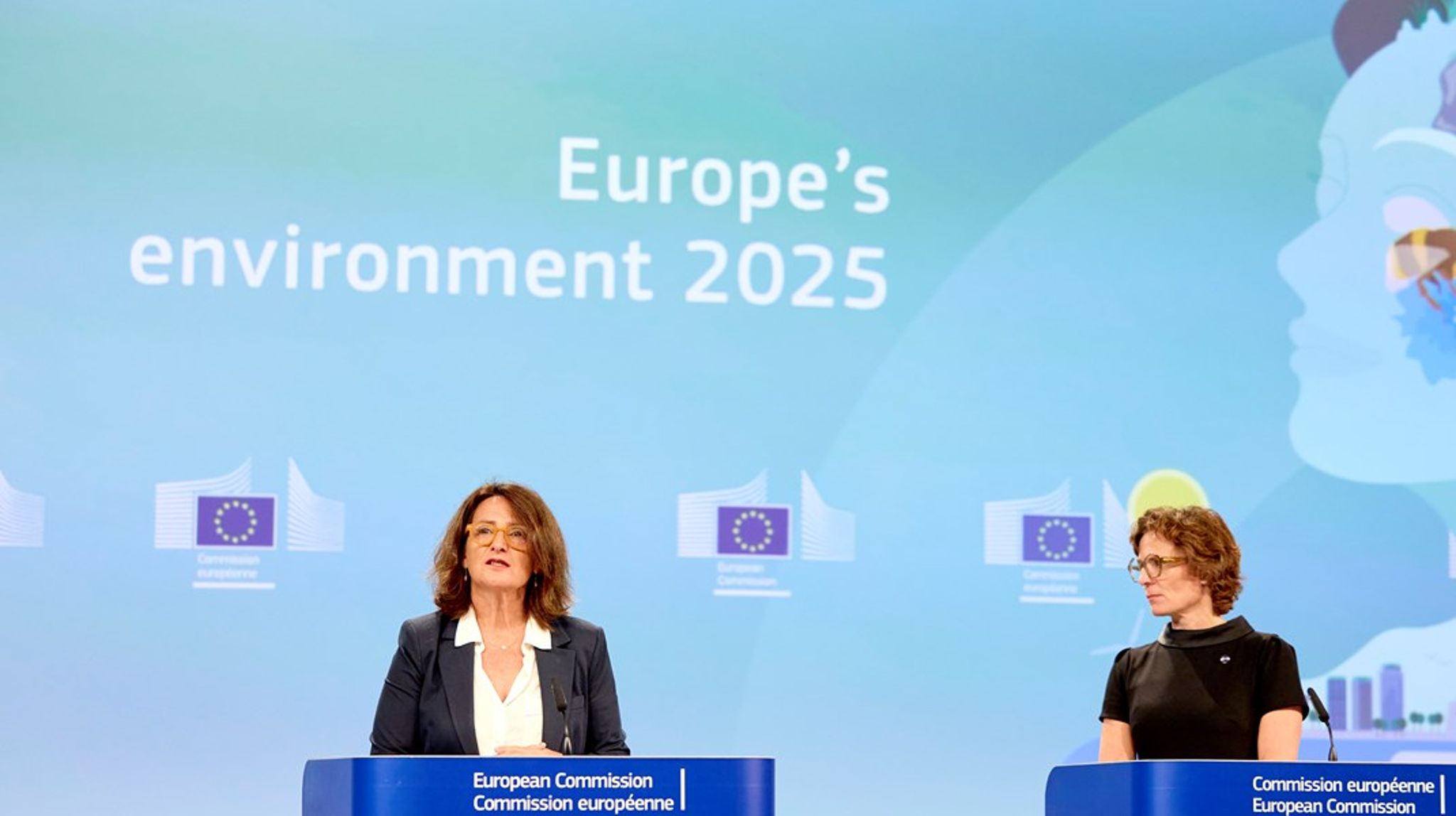 Ledende næstformand Teresa Ribera (tv.) og miljøkommissær Jessika Roswall (th.) har i løbet af det seneste år været uenige om retningen for EU's grønne politik. "Vi må ikke falde for fristelsen i forslag, der påstås at styrke konkurrenceevnen, men som i realiteten underminerer den europæiske sjæl og Europas evne til at konkurrere," advarede Teresa Ribera for nylig.