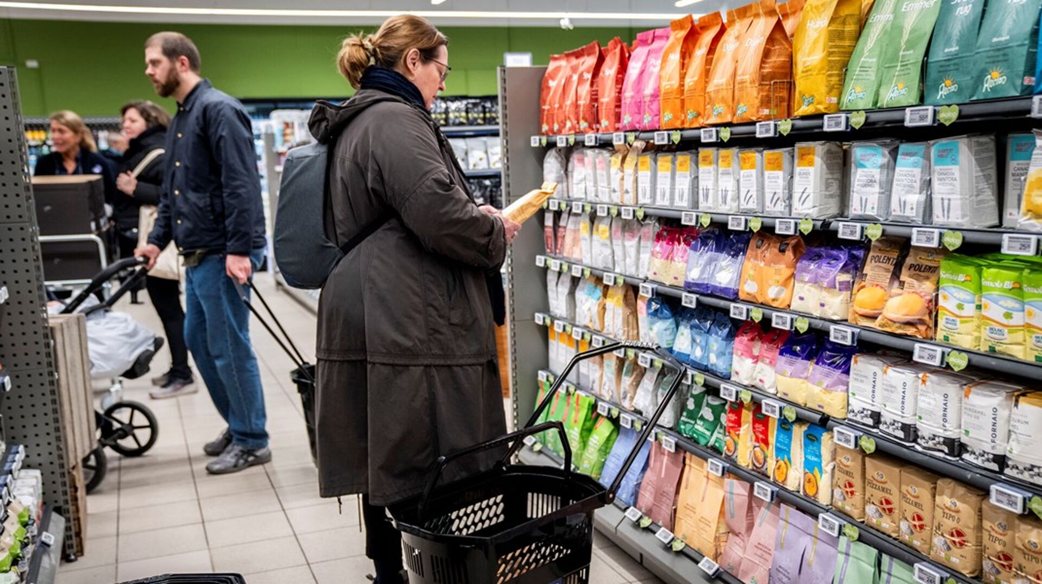Det er blevet "alt for dyrt" at handle, og det går især udover de danskere, der har mindst, lød det fra statsminister Mette Frederiksen (S) i nytårstalen. Derfor vil regeringen nu sænke fødevaremomsen. Her står de højest lønnede dog til at få næsten dobbelt så mange flere penge ud af det som dem med de laveste indkomster ifølge Skatteministeriet. 