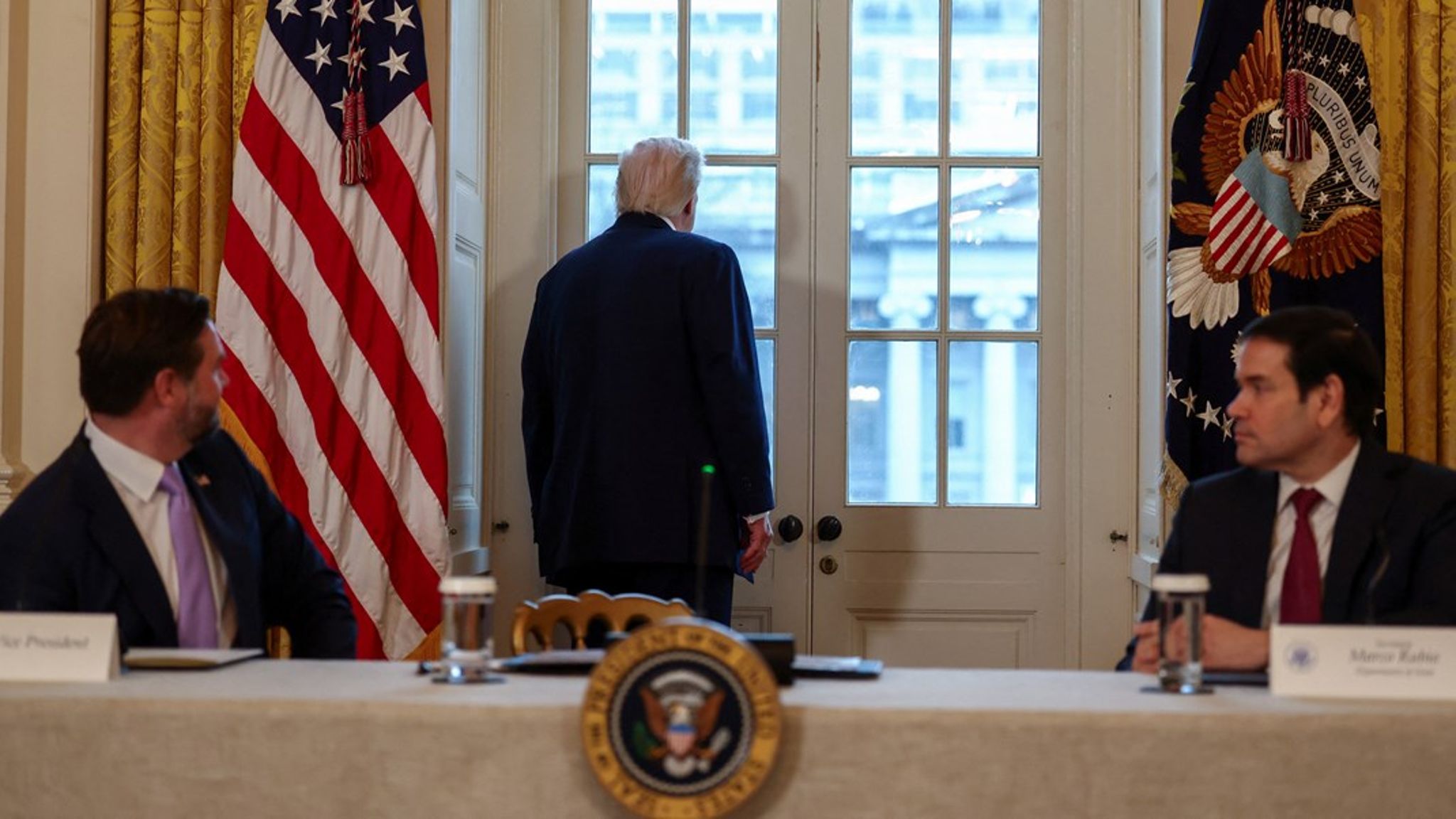Set fra min stol bør&nbsp;vi holde et skarpt øje med den kamp om Grønlands historie, der foregår internt i USA, skriver&nbsp;Simon Mølholm Olesen.