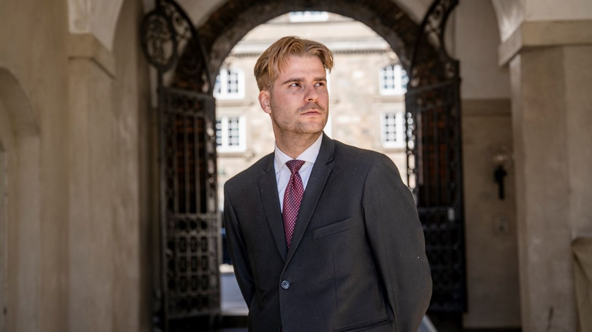 Når venstrefløjen beskylder højrefløjen for at polarisere, vender de ofte årsag og virkning på hovedet. Det er ikke ønsket om mindre politisering, der splitter samfundet. Det er ønsket om total politisering, skriver Mitchel Oliver.