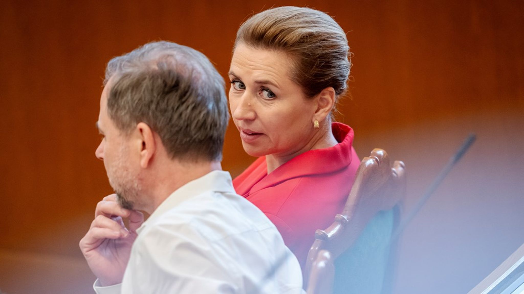 Alt for ofte bliver politik skabt i lukkede rum, formidlet til politisk aktive og så bagefter "solgt" til den almene vælger,&nbsp;skriver Christoffer Rüsz.