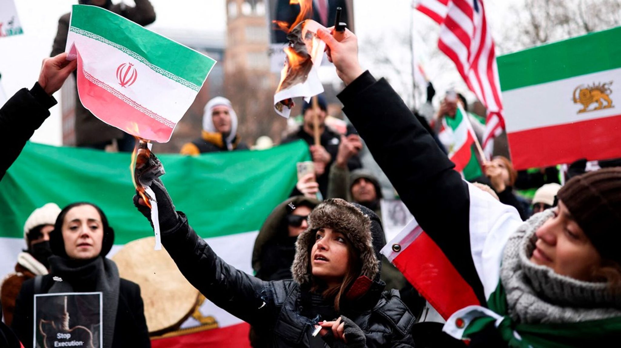 Hvis man vurderer, at støtte til det iranske folk risikerer at skade andre sager, alliancer eller den moralske position, man har opbygget, så sig det højt. Sig, at man vælger Iran fra, skriver Ali Aminali.&nbsp;<b></b>