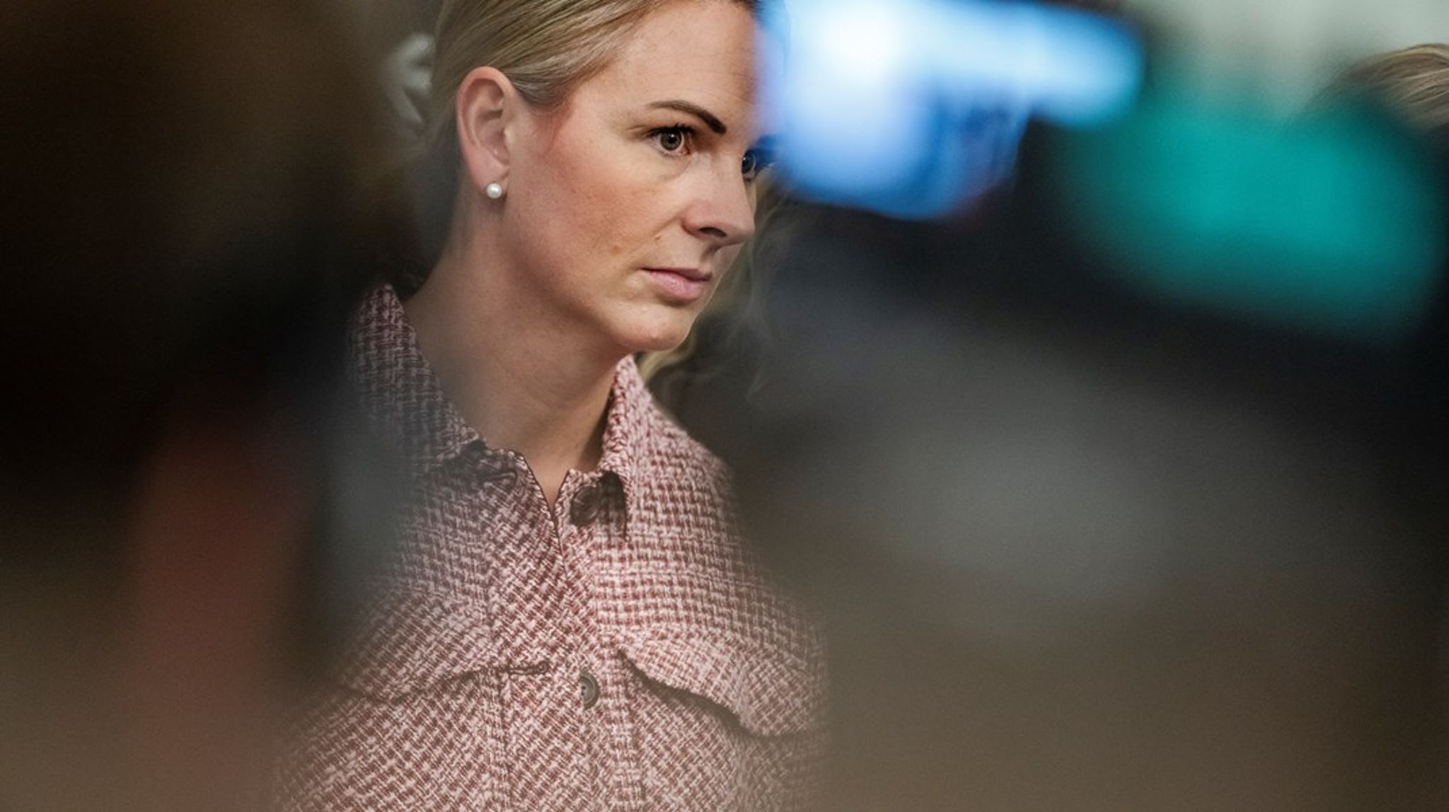 Statsrevisorerne kommer med en markant kritik, fordi det ikke er lykkedes at indfri nogle af de ambitioner, som Folketinget var blevet stillet i udsigt ved at samle statens serviceydelser ét sted, fortæller Mette Abildgaard (K), formand for Statsrevisorerne.