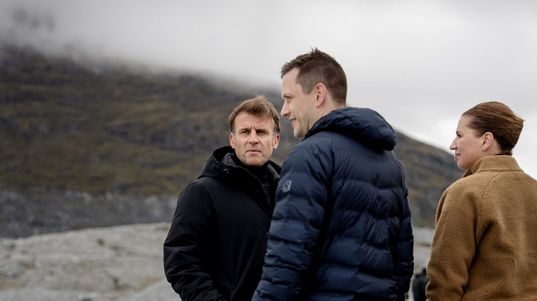 Frankrigs præsident, Emmanuel Macron, samt landsstyreformand Jens-Frederik Nielsen og statsminister Mette Frederiksen under præsidentens besøg i Grønland i sommeren 2025. 