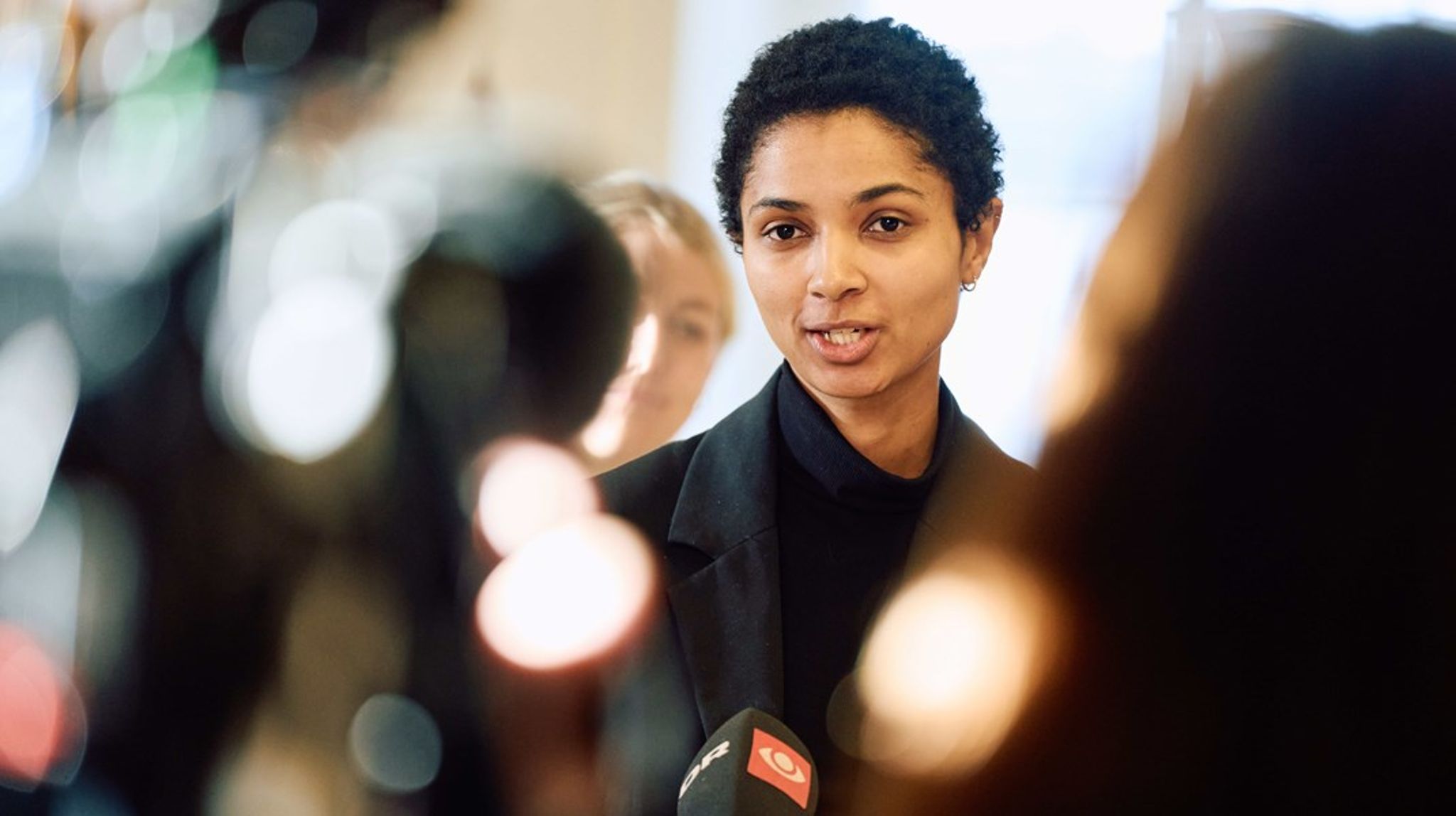 Alternativets Christina Olumeko erklærede sig under debatten parat til at se på, om billetter til korte rejser med busser og tog skal gøres dyrere. 