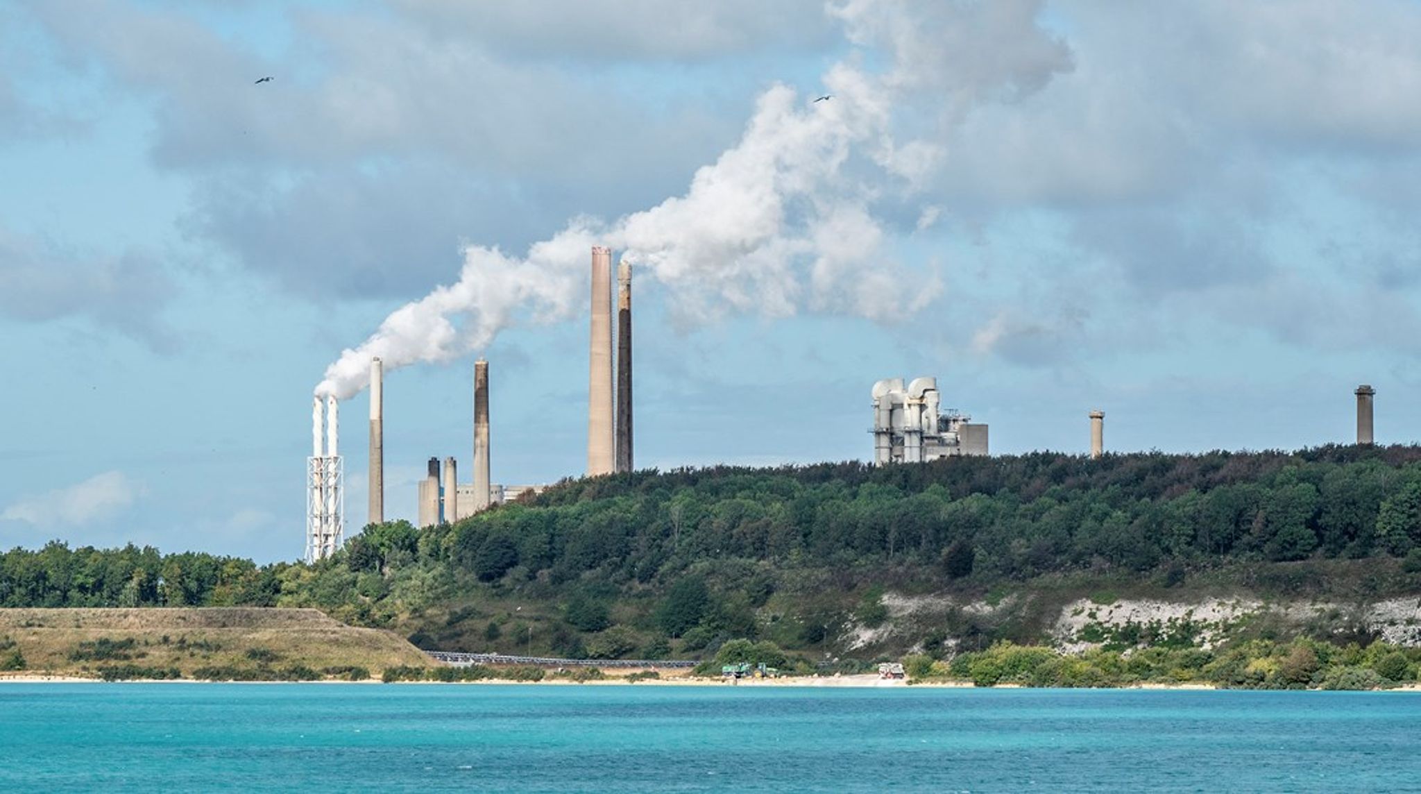 Hvis Aalborg Portland, som ses her, ikke byder, bortfalder en stor del af den forventede CCS-leverance, skriver medlemmerne af Ungeklimarådet.<br>