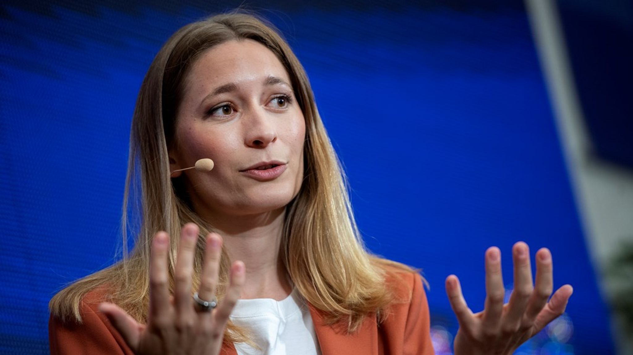 Hvis vi skal genvinde kontrollen fra Trump, er vi nødt til at skubbe ham ud af instruktørstolen, skriver Kira Marie Peter-Hansen.