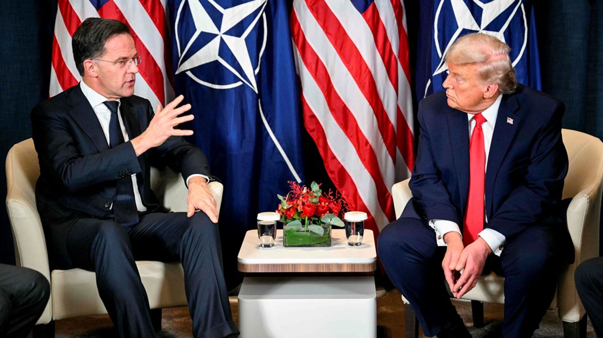 Mange vil sikkert læse det som afspænding, at Trump udelukker militær magt,&nbsp;men det er snarere en opgradering fra rå trusler til pænt pres, skriver Bo Kampmann Walther.<br>