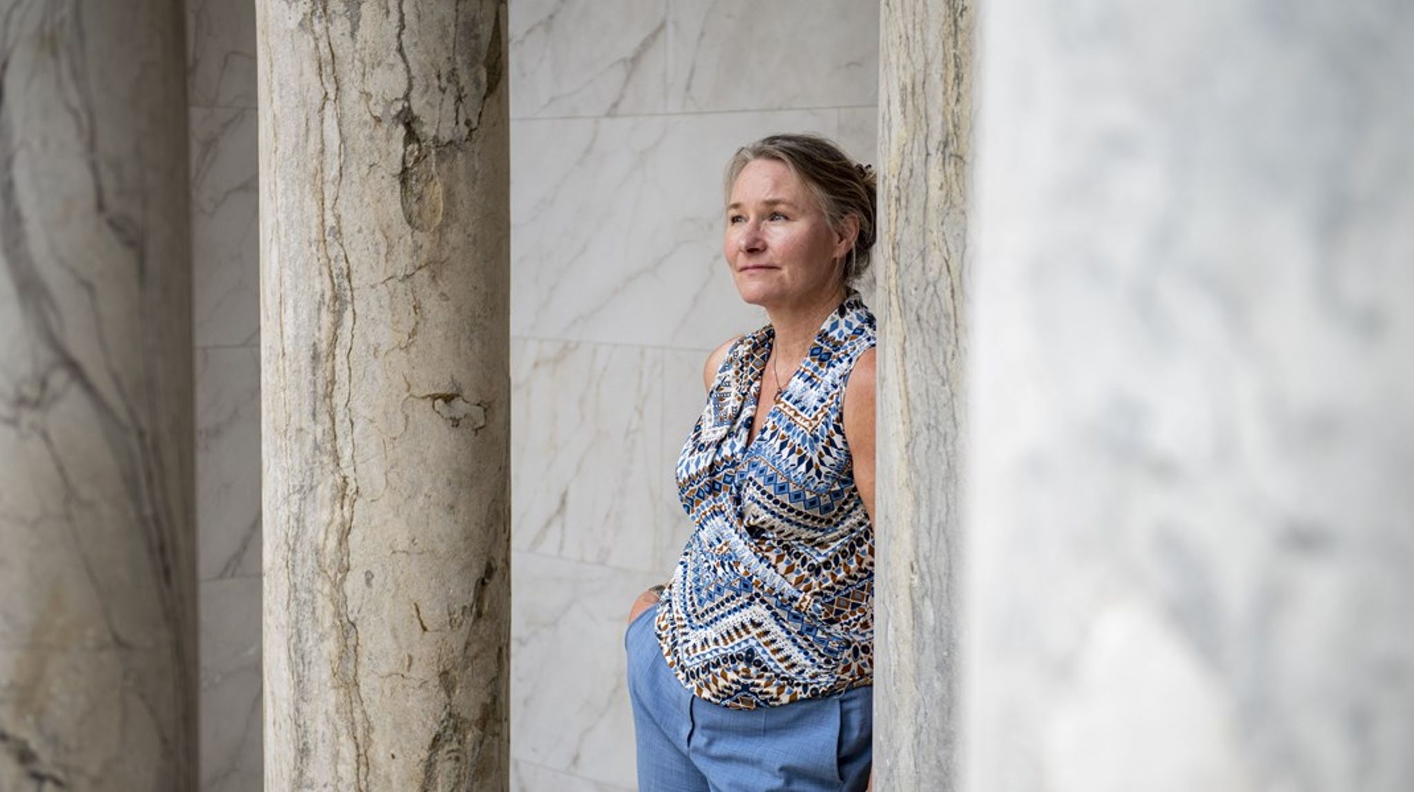 Bliver betænkningen til virkelighed, kan det skabe en situation, hvor kontrollen styrkes bag lukkede døre, mens den offentlige debat svækkes, skriver Liv Egholm.