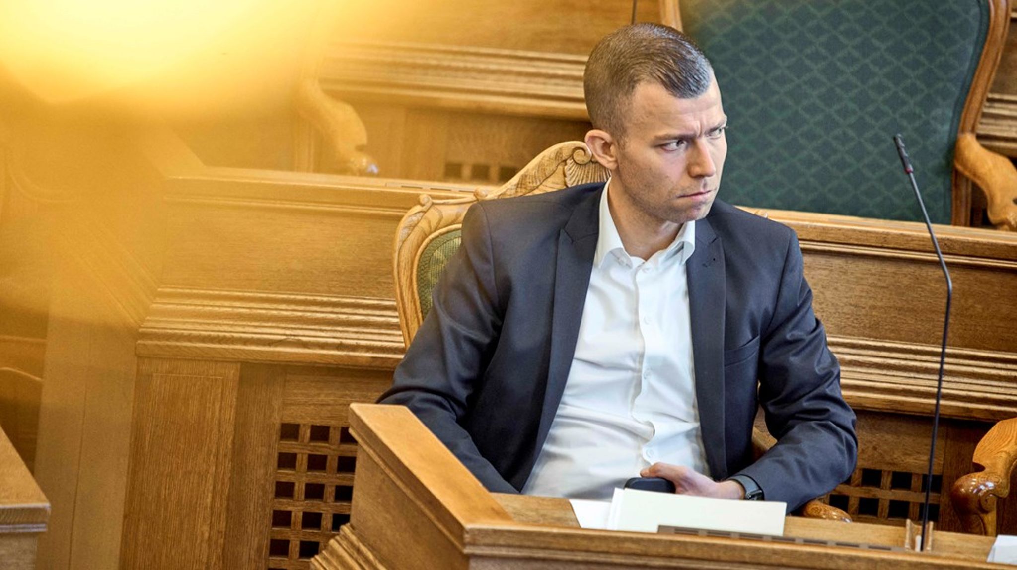 Vi er nødt til at genopfinde den politiske samtale på Christiansborg. Ikke for politikernes skyld, ikke for skoleelevernes skyld, men for vores&nbsp;allesammens&nbsp;skyld, skriver&nbsp;Emil Husted.