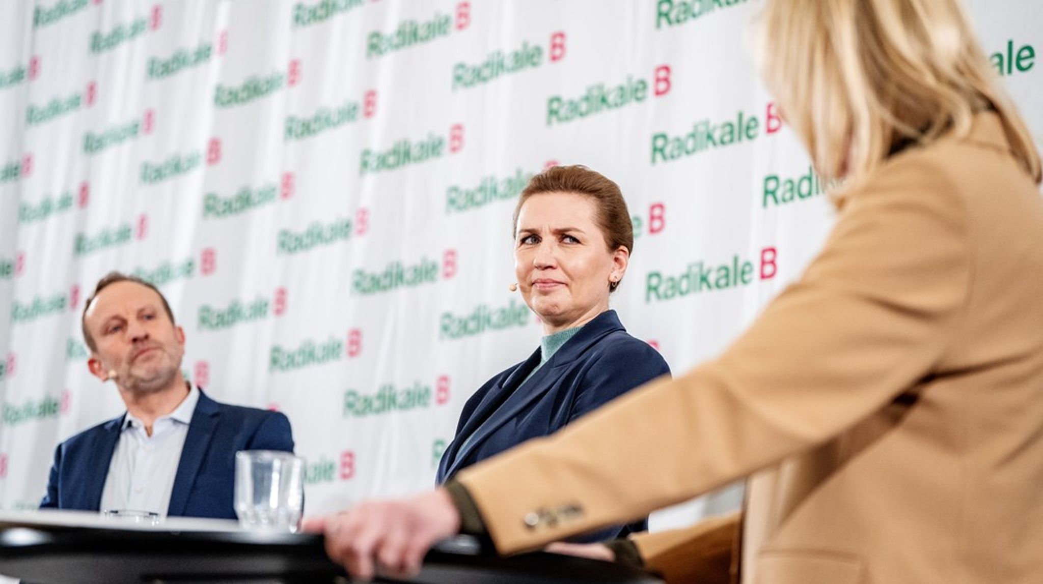 Statsminister Mette Frederiksen (S) betrådte brandfarligt land, da hun kaldte de stigende boligpriser "et kæmpemæssigt problem", skriver Søren Søndergaard. <br>