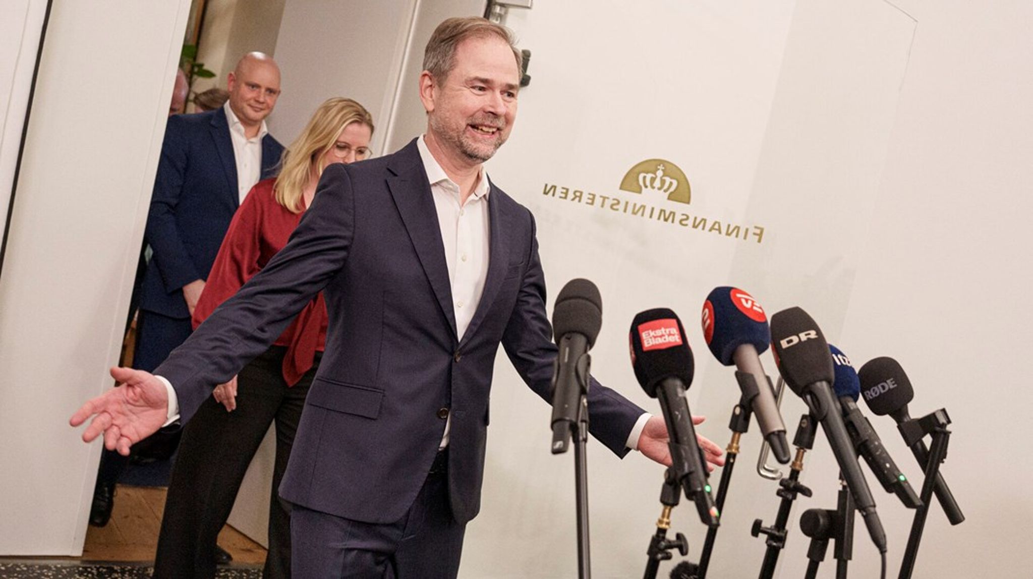 Finansminister Nicolai Wammen (S) var glad, da han tirsdag formiddag præsenterede regeringens aftale med SF og Enhedslisten om en særlig fødevarecheck i år til mange folkepensionister, folk uden for arbejdsmarkedet, børnefamilier og studerende. Partierne bag aftale har dog allerede taget højde for, at udbetalingen kan ende med check til de forkerte danskere.