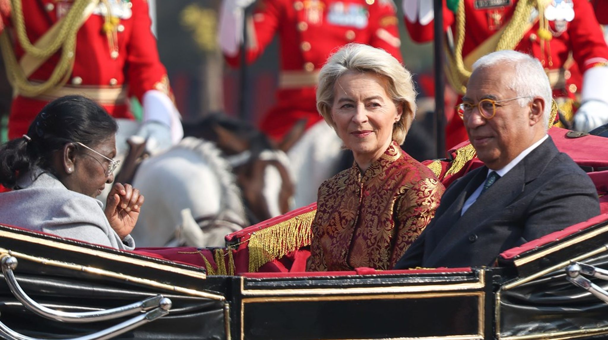 Mandag kørte formændene for EU-Kommissionen og Det Europæiske Råd, Ursula von der Leyen og Antonio Costa, i karet sammen med Indiens præsident, Droupadi Murmu (t.v.), for at markere den indiske grundlovsdag (Republic Day). Dagen efter underskrev parterne verdens største frihandelsaftale, der kommer til at omfatte et marked med næsten to milliarder mennesker.