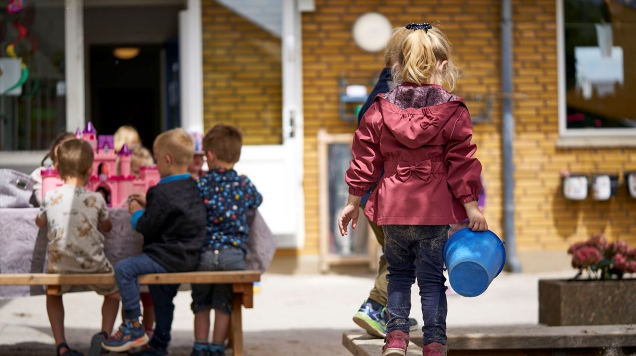 Hvis samfundet bliver mere digitalt, mere individuelt og mere uroligt, så bliver dagtilbud og skole det også. Og det er netop det, vi ser nu, skriver Lisbeth Knudsen.