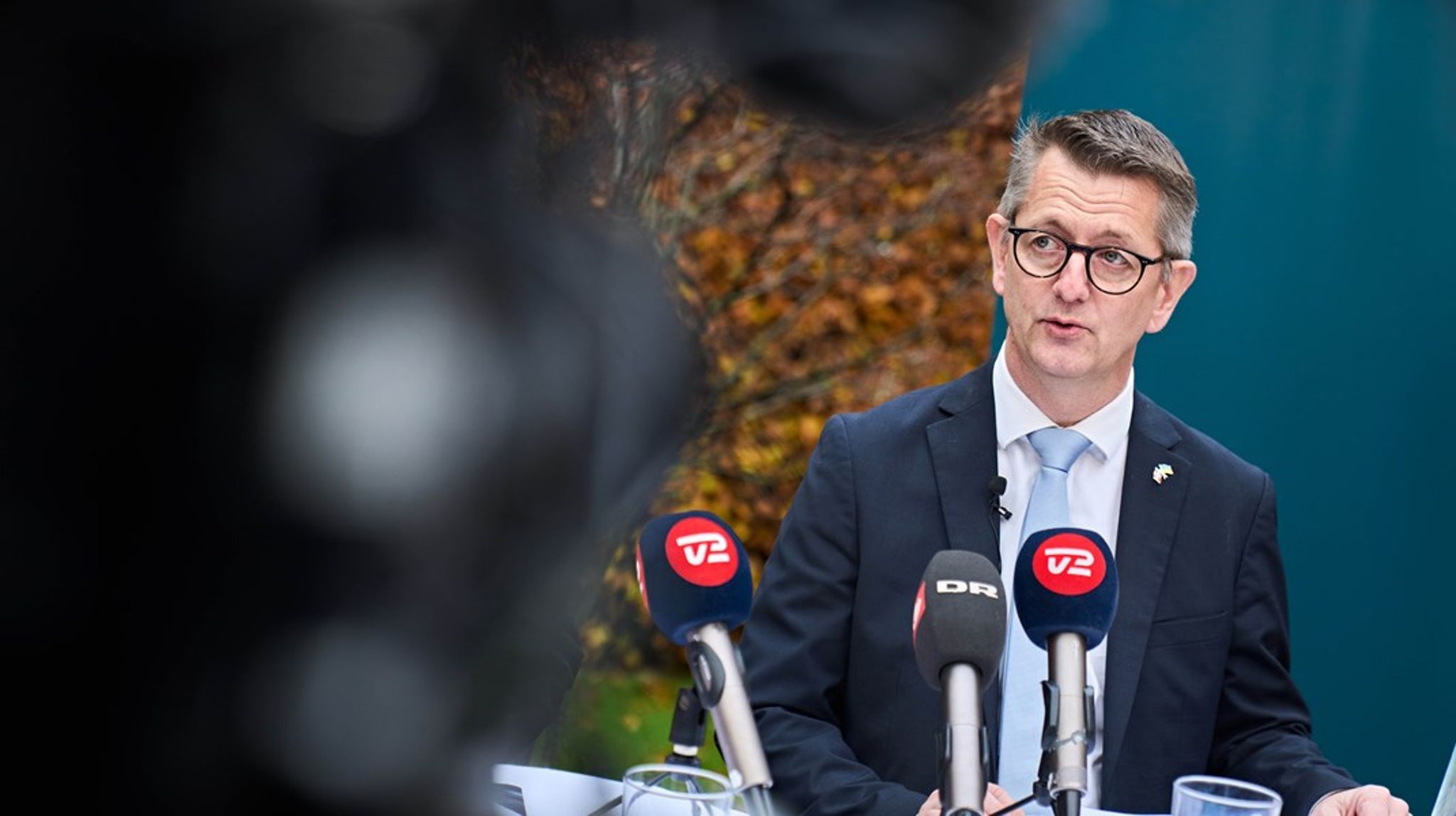 Minister for samfundssikkerhed og beredskab, Torsten Schack (V) har lavet en aftale med næsten hele Folketinget om en ny cyberstrategi. Men flere partier i aftalekredsen og en erhvervsorganisation kritiserer nu allerede strategien for at være uambitiøs.