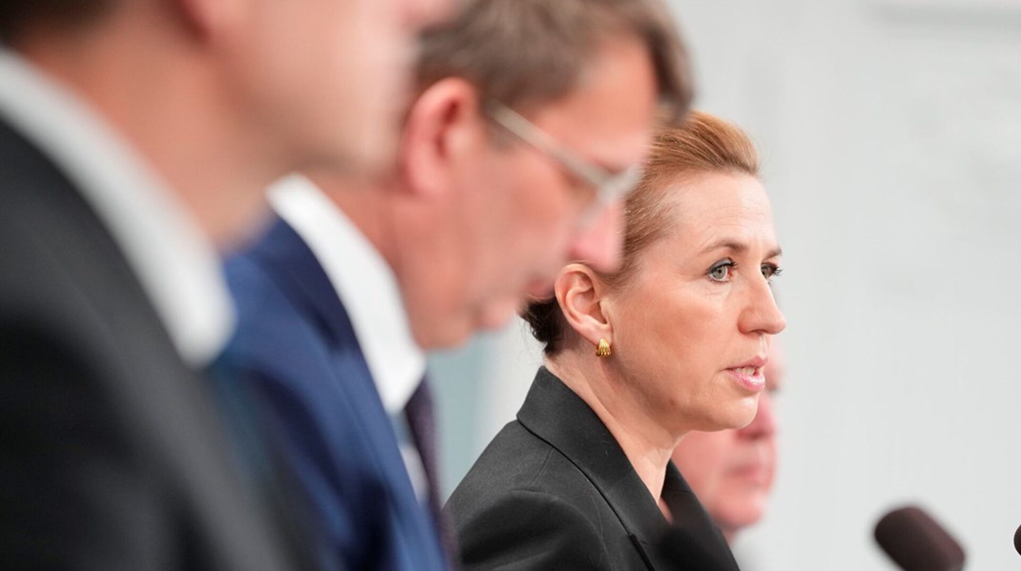 Udlændinge skal udvises, hvis de begår kriminalitet og straffes med minimum et års fængsel uanset tilhørsforholdet til Danmark.&nbsp;Sådan lød det fra statsminister Mette Frederiksen (S), da&nbsp;regeringen fredag fremlagde sit udspil til en ny udvisningsreform.