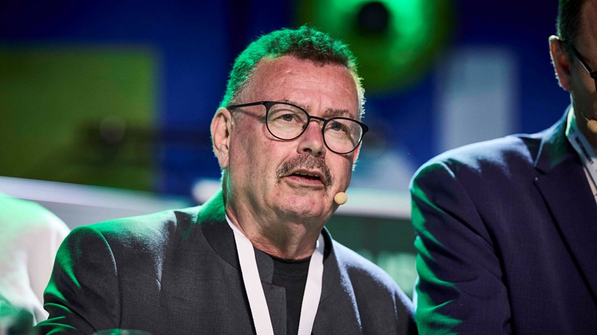 Vi bør ikke belønne Trump for hans trusler og angreb, skriver&nbsp;Per Clausen (EL)&nbsp;og Søren Søndergaard (EL).
