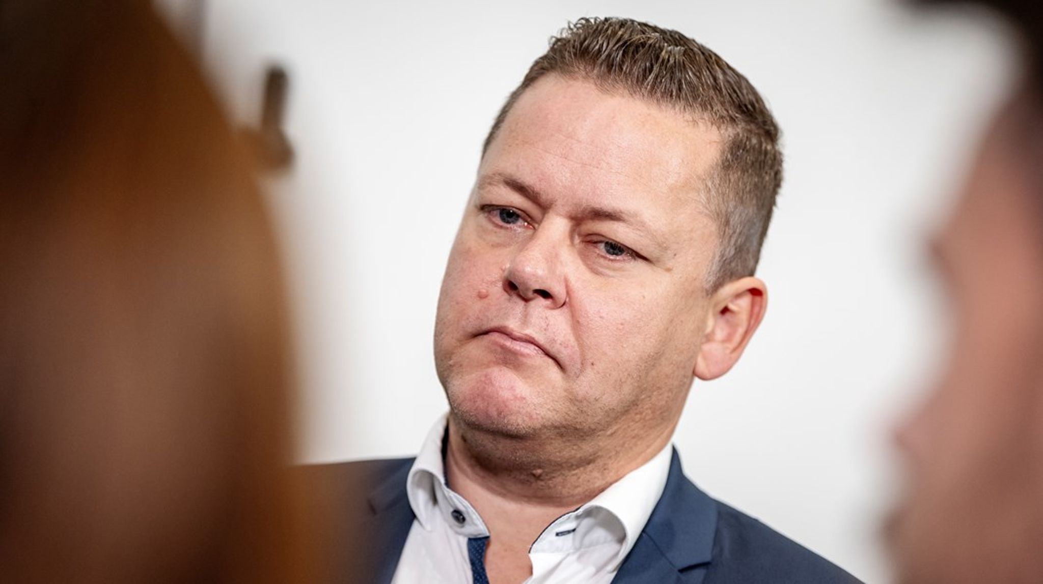 I stedet for et engangsbeløb ville det være klogere at rulle regeringens egne afgiftsstigninger tilbage og sænke skatter og afgifter permanent, skriver Dennis Flydtkjær.