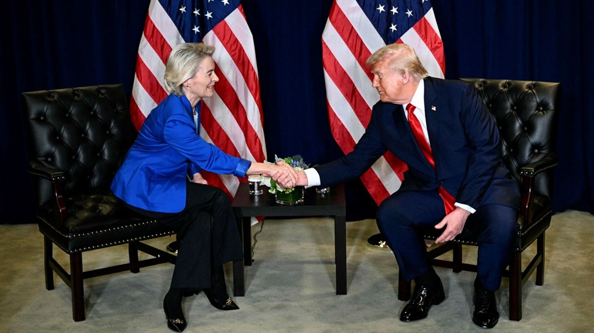 Det er nu snart syv måneder siden, at EU-kommissionsformand Ursula von der Leyen og den amerikanske præsident, Donald Trump, gav hinanden håndslag på en stærkt kritiseret toldaftale, som bliver et omdrejningspunkt i denne uge.