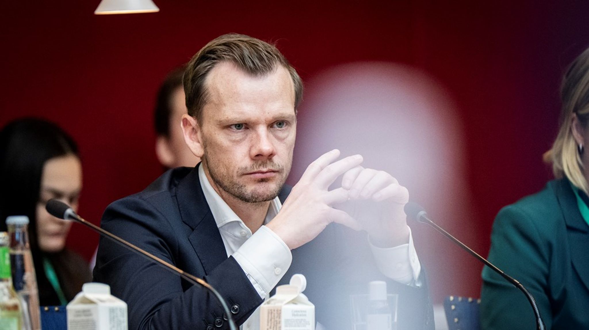 Beslutningsforslaget om en privatlivskommision blev stemt igennem udenom regeringen, men ansvaret for dens tilblivelse kommer&nbsp;til at ligge hos justitsminister Peter Hummelgaard.