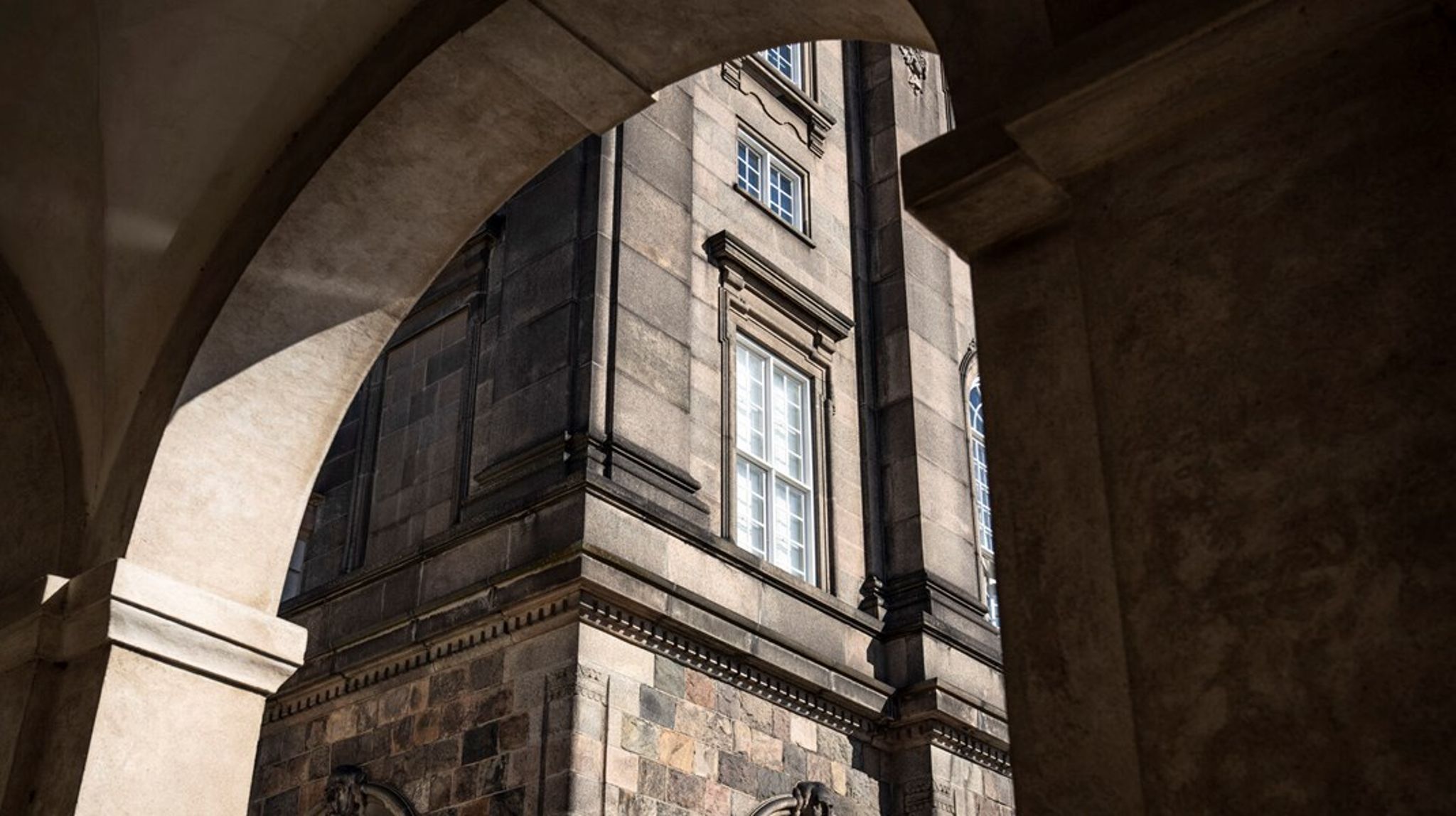 Der er formentlig mange borgmestre og kommunalpolitikere, som krydser fingre for valg i starten af juni, for at undgå et tabt efterår på Christiansborg, her ved slutningen af det kommunale tabte år, skriver Roger Buch.