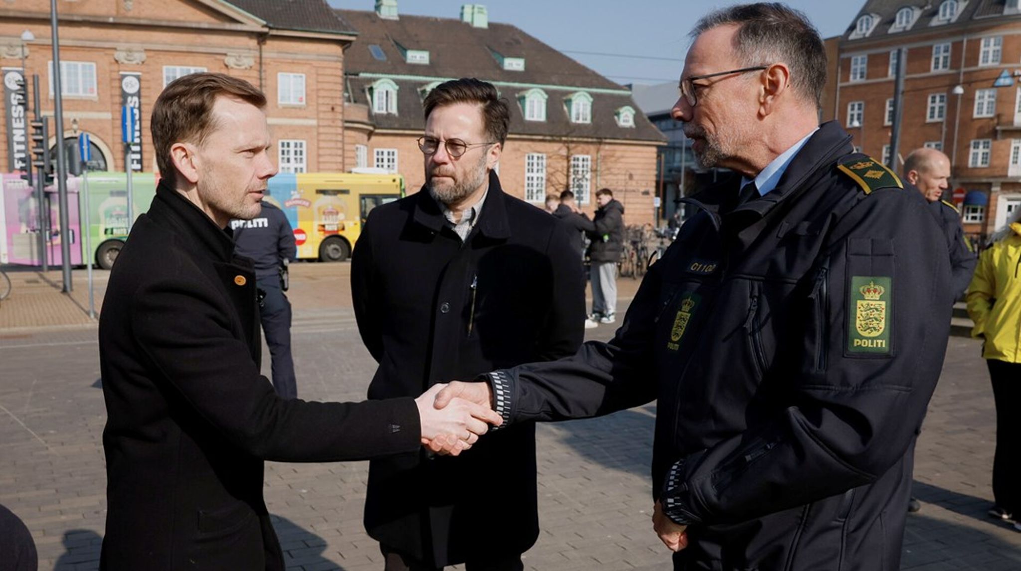 Justitsminister Peter Hummelgaard (S) præsenterede mandag en ny aftale om tiltag mod chikane og trusler mod politikere og offentligt ansatte. Odense-borgmester Peter Rahbæk Juel (S) (i midten red.) har tidligere haft behov for politibeskyttelse efter at være blevet opsøgt af bandemedlemmer.