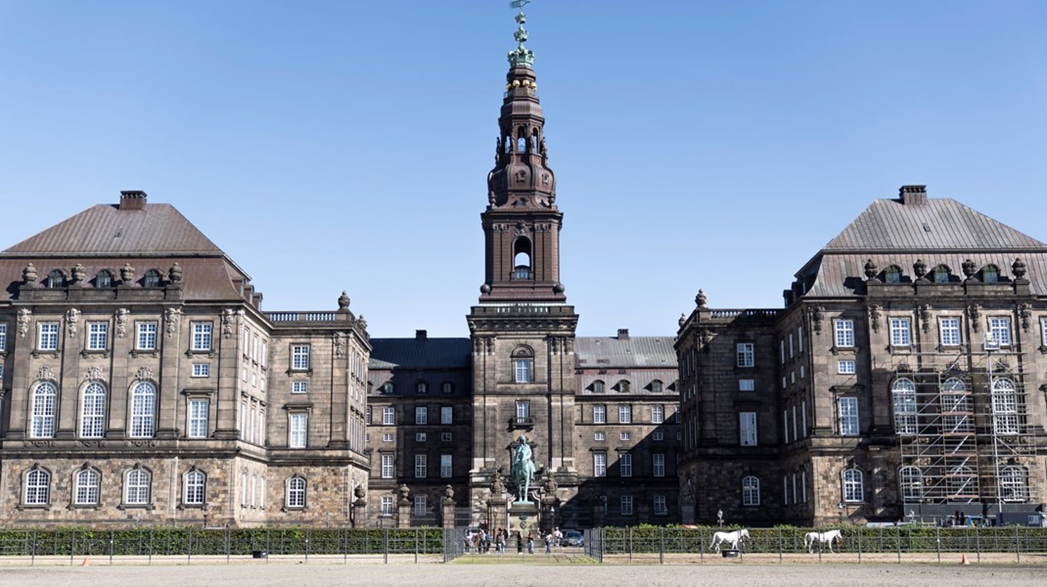 Hvis de 179 medlemmer af Folketinget skal læse én bog om folkestyrets udfordringer, så vil jeg varmt anbefale&nbsp;Emil Husteds bog over min egen,&nbsp;skriver Karsten Lauritzen.